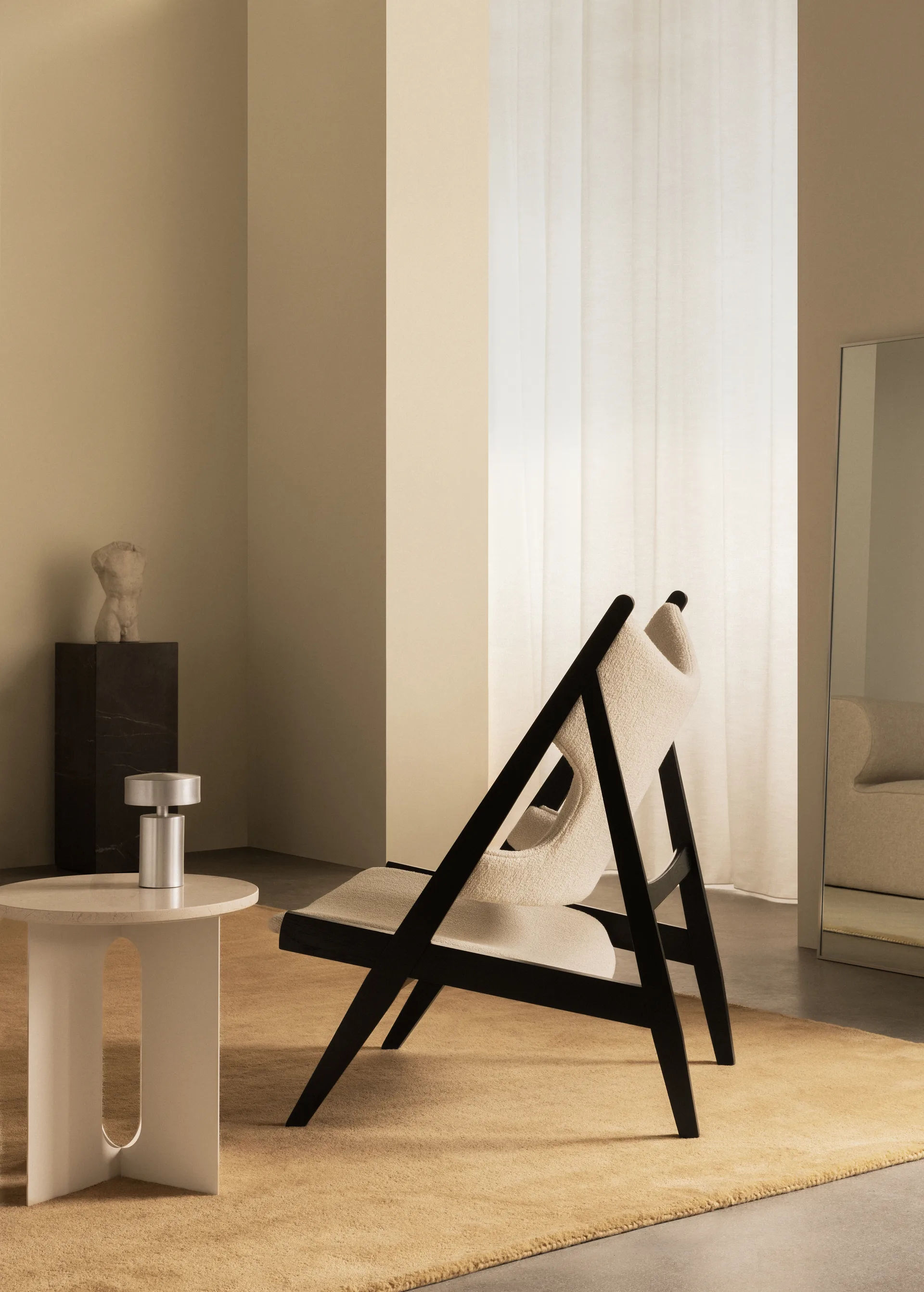 Knitting loungenojatuoli, Barnum Bouclé 24-musta tammi Audo Copenhagen