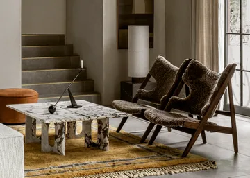 Knitting loungenojatuoli - Lampaannahka sahara, runko saksanpähkinä - Audo Copenhagen