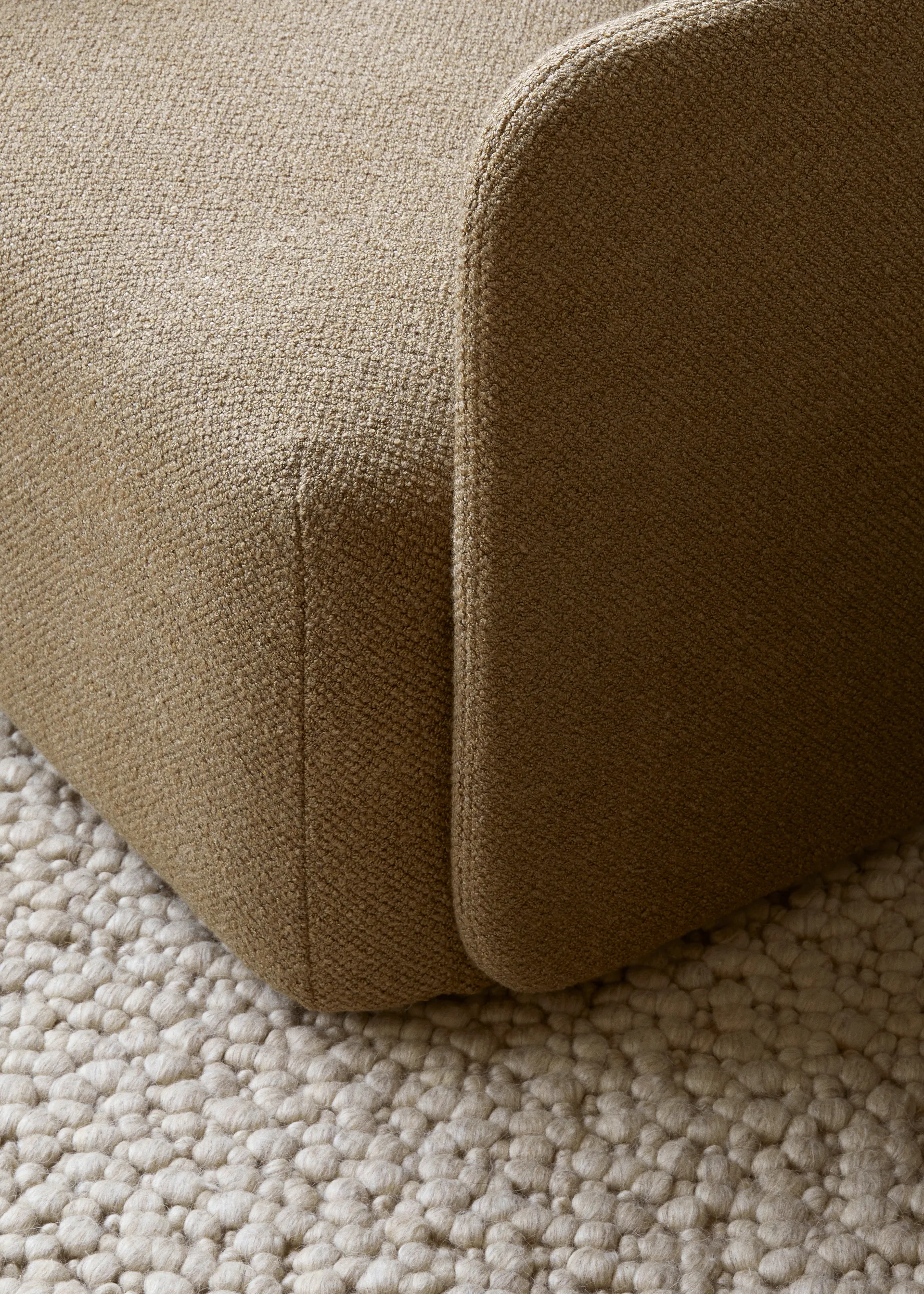 Offset nojatuoli, Audo Bouclé 06 Gold Audo Copenhagen