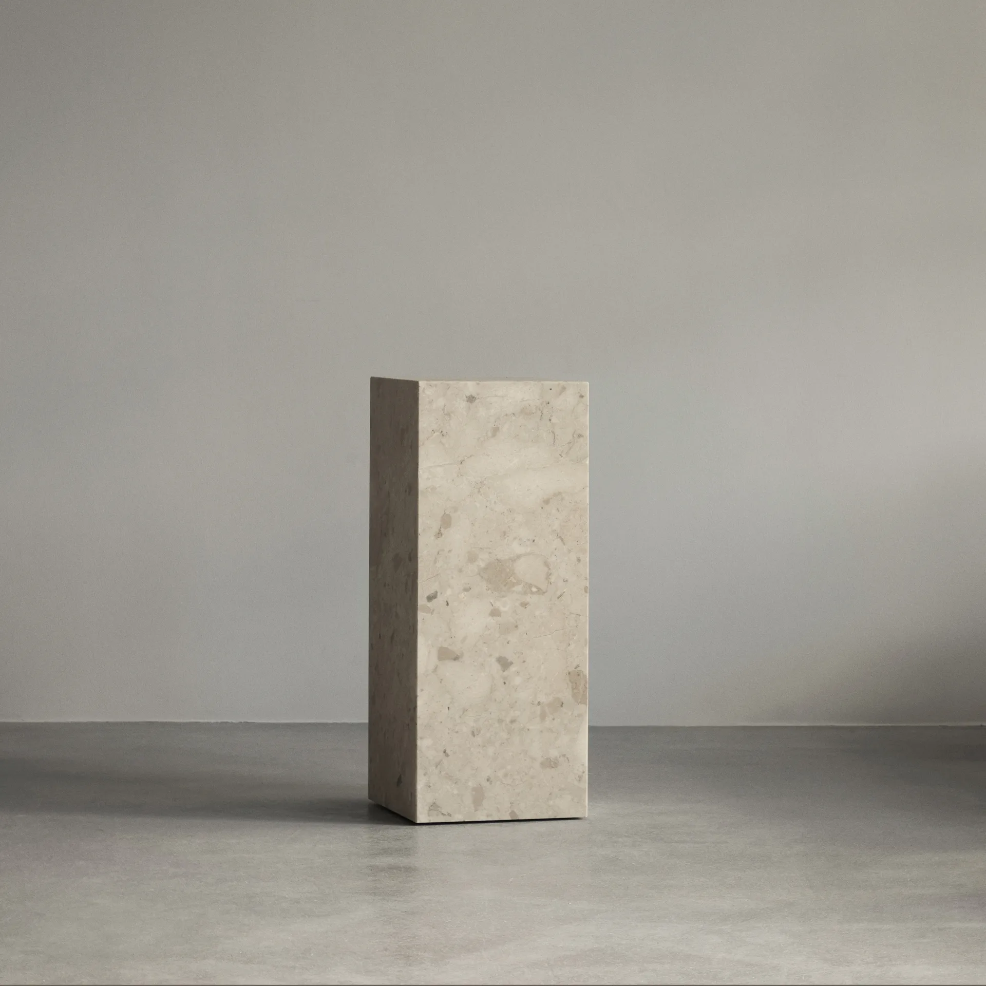 Plinth Pedestal jalusta, Kunis Breccia Audo Copenhagen