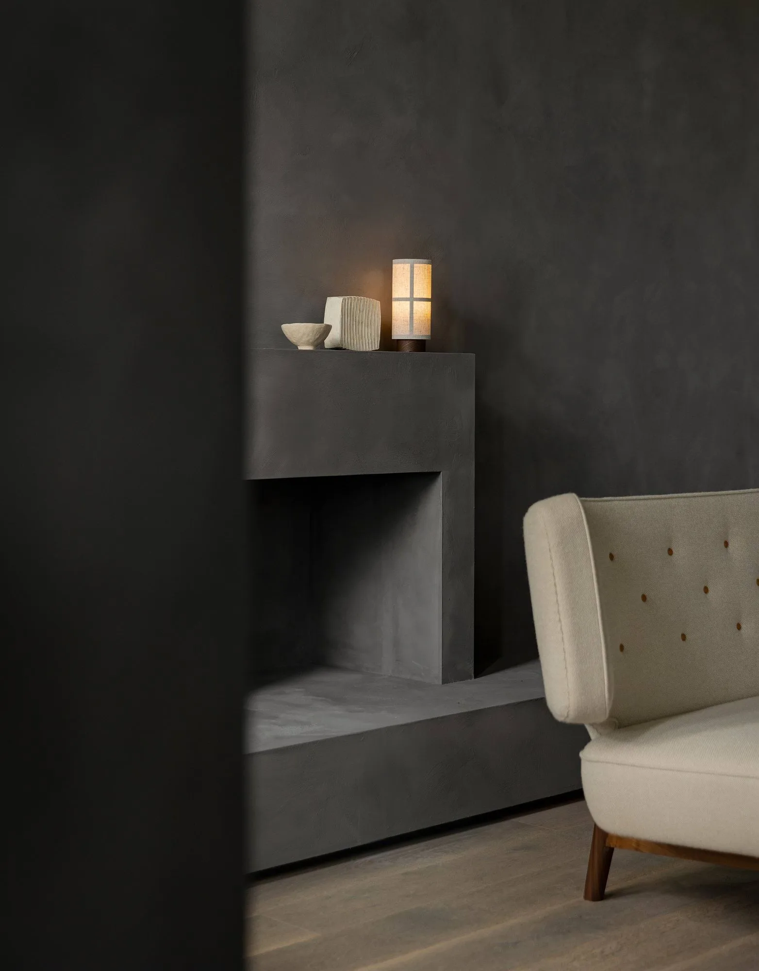 Radiohus Sofa täysin verhoiltu RE-WOOL PC1T Global HR BUTTONS Vegetal 4-Legs Base, Re-wool 218-pähkinä, nahkanapit, 3-istuttava Audo Copenhagen