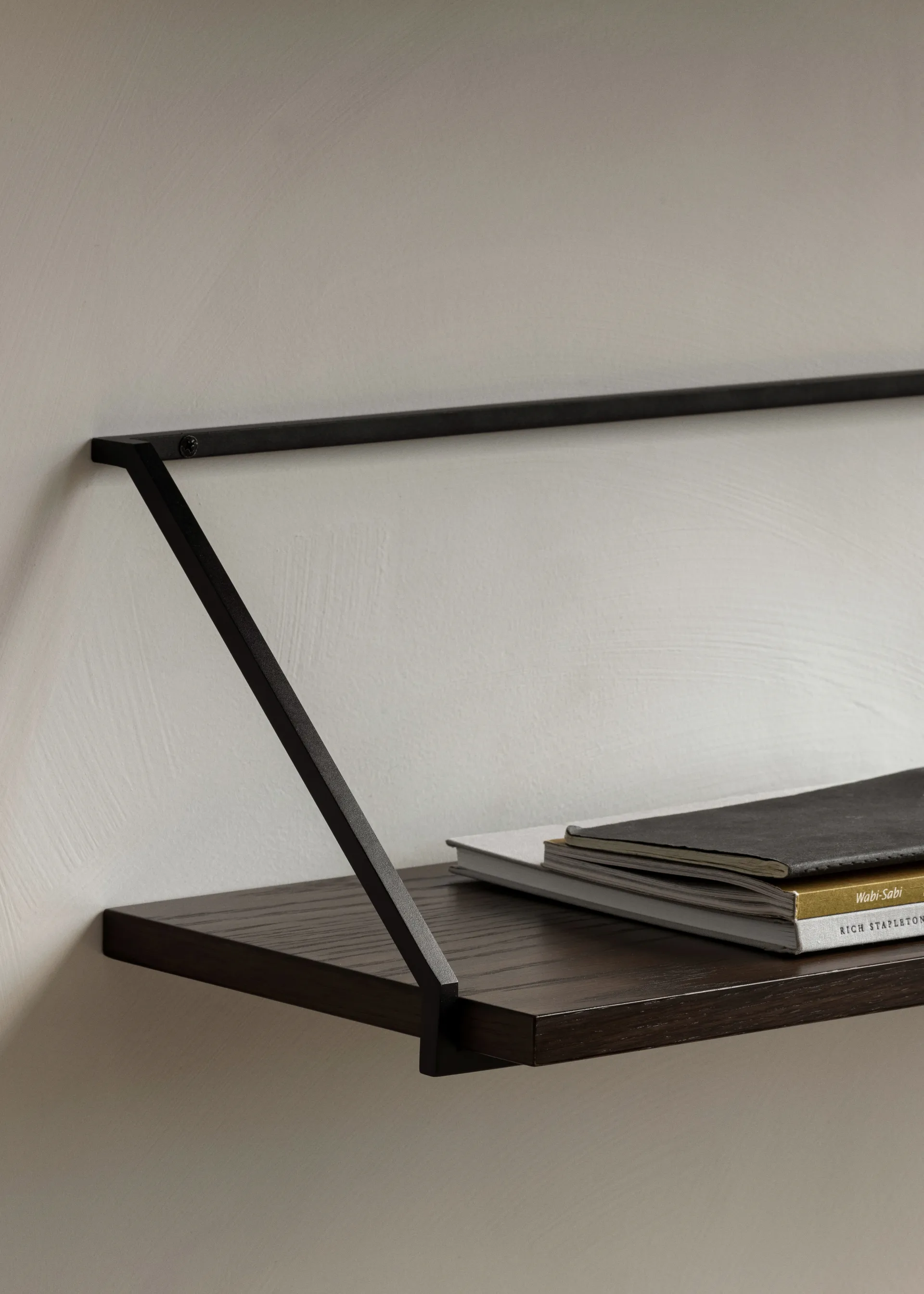 Rail hylly, Tummaksi petsattu tammi Audo Copenhagen