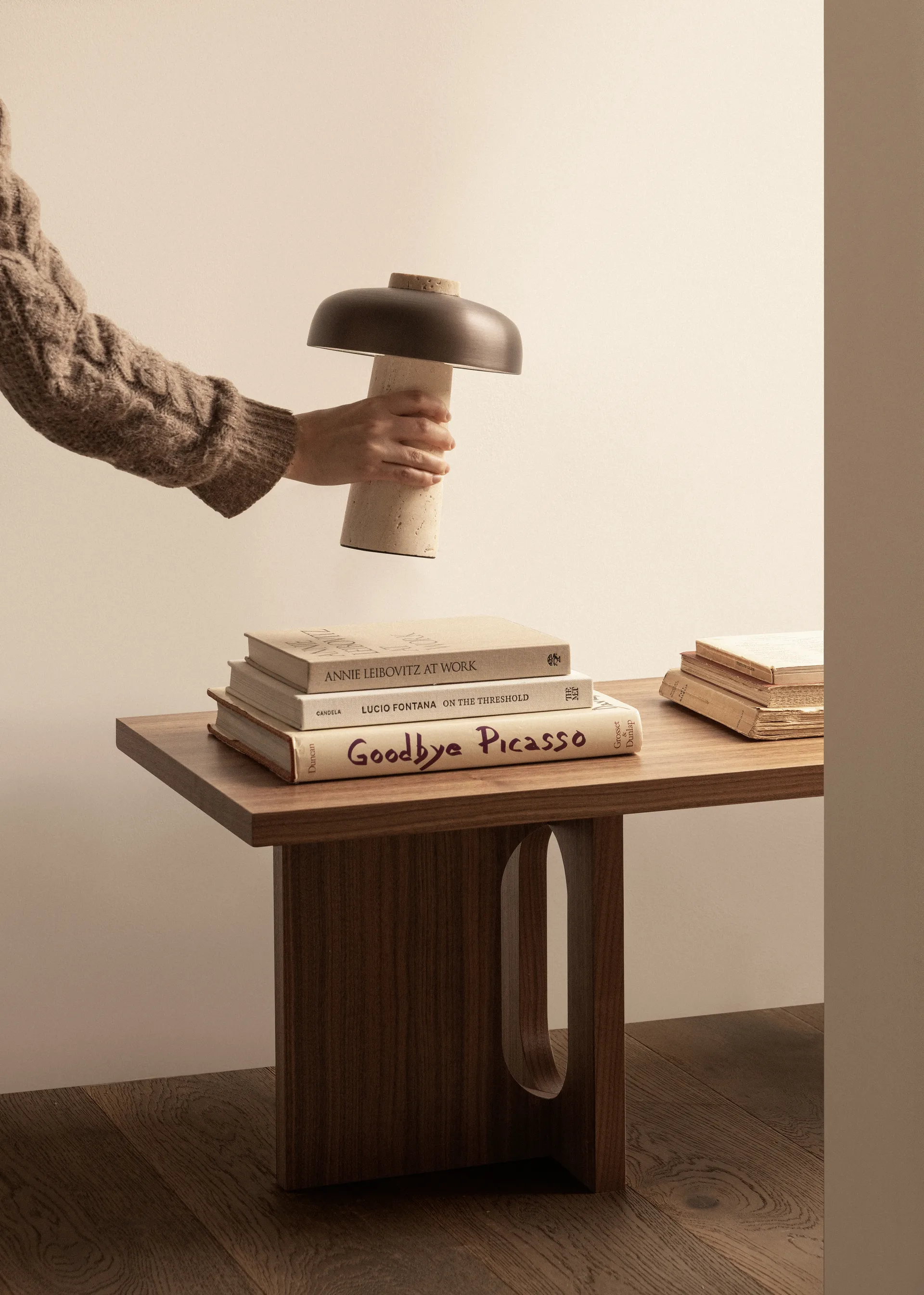 Reverse kannettava pöytävalaisin 24,5 cm, Travertine-bronzed aluminium Audo Copenhagen