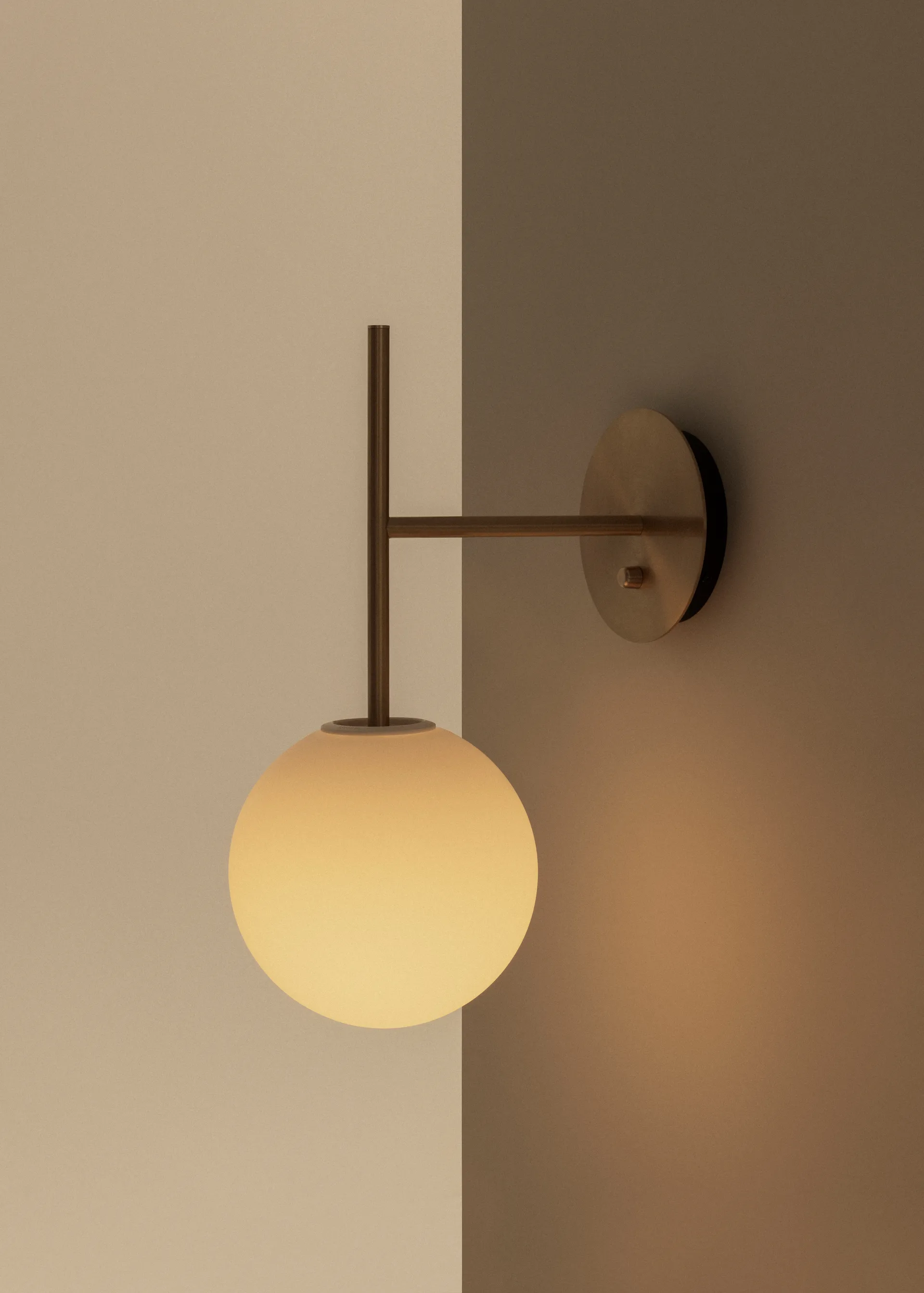 TR Bulb Suspended seinävalaisin, Brushed brass Audo Copenhagen