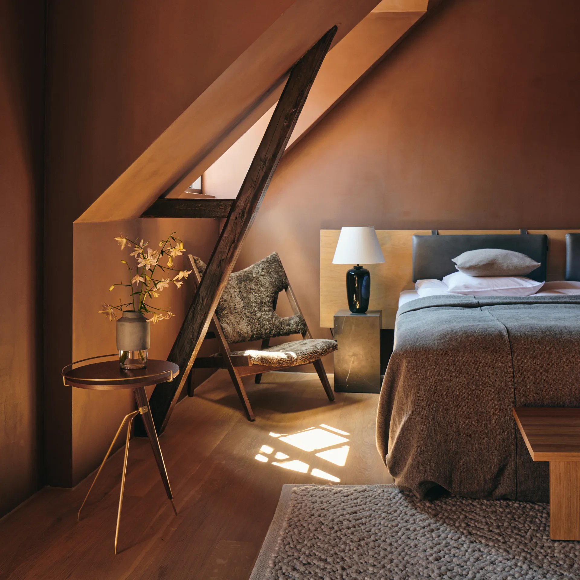 Umanoff sivupöytä saksanpähkinä-kiillotettu messinki, 60 cm Audo Copenhagen