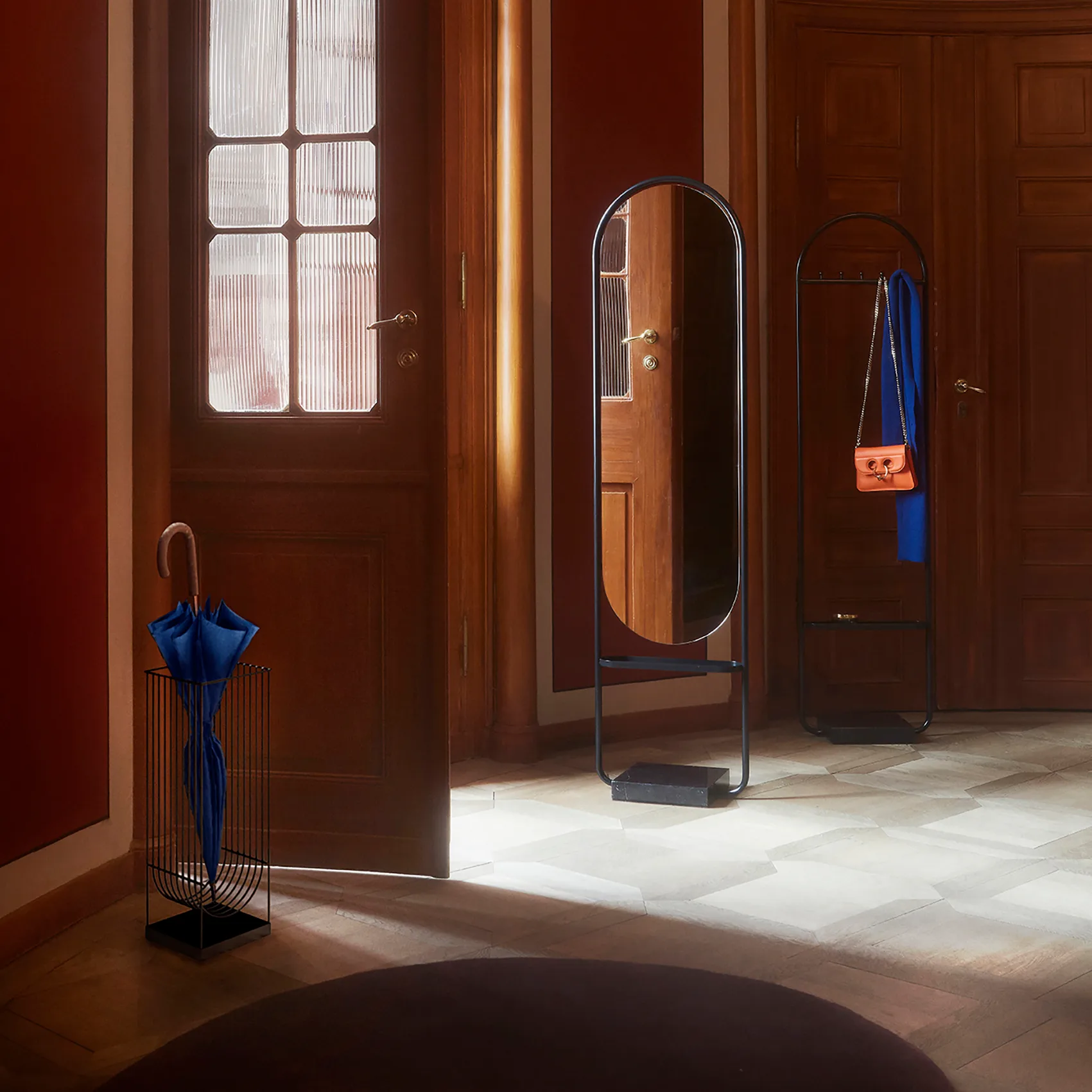 Curva sateenvarjoteline, Musta AYTM