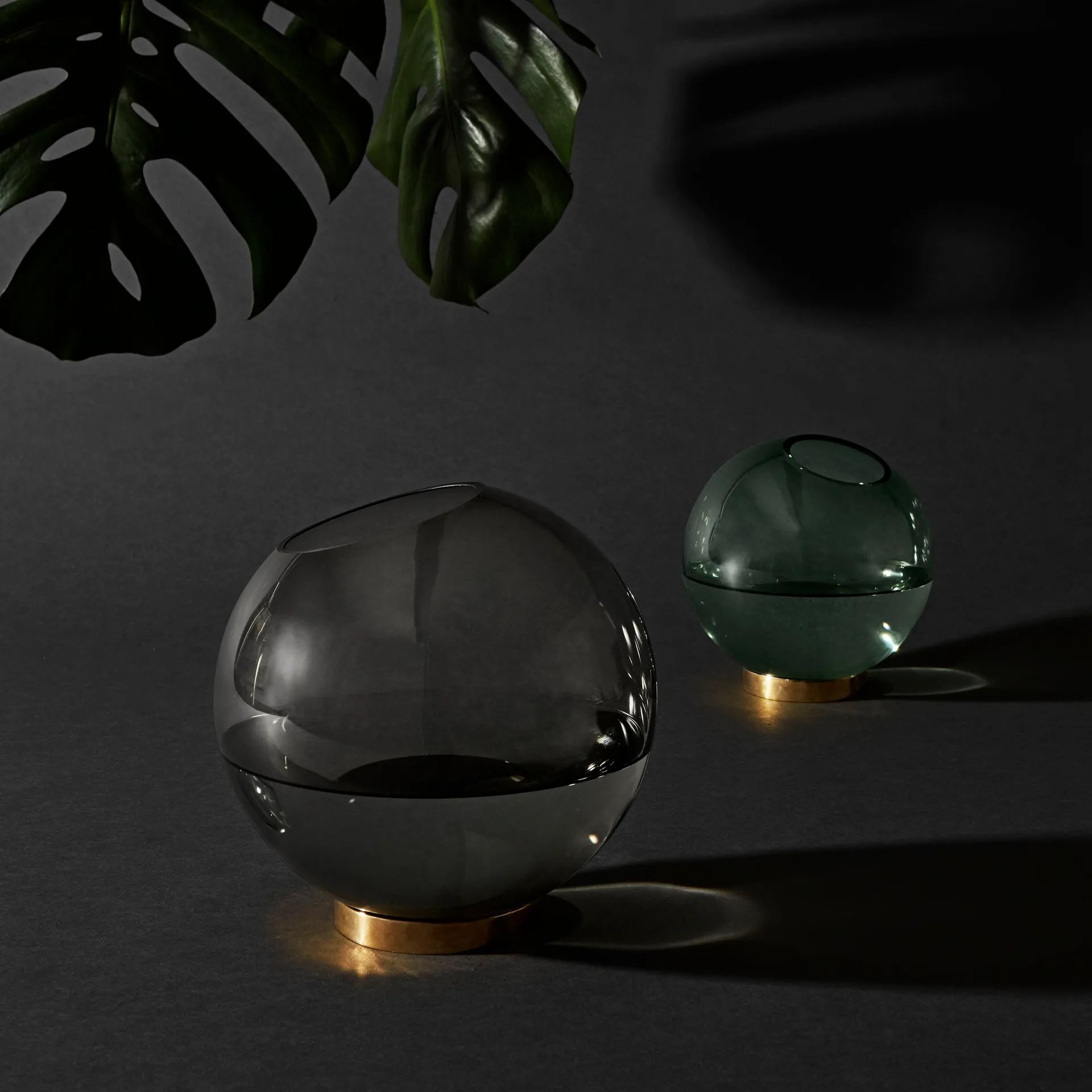 Globe maljakko iso, musta-messinki AYTM