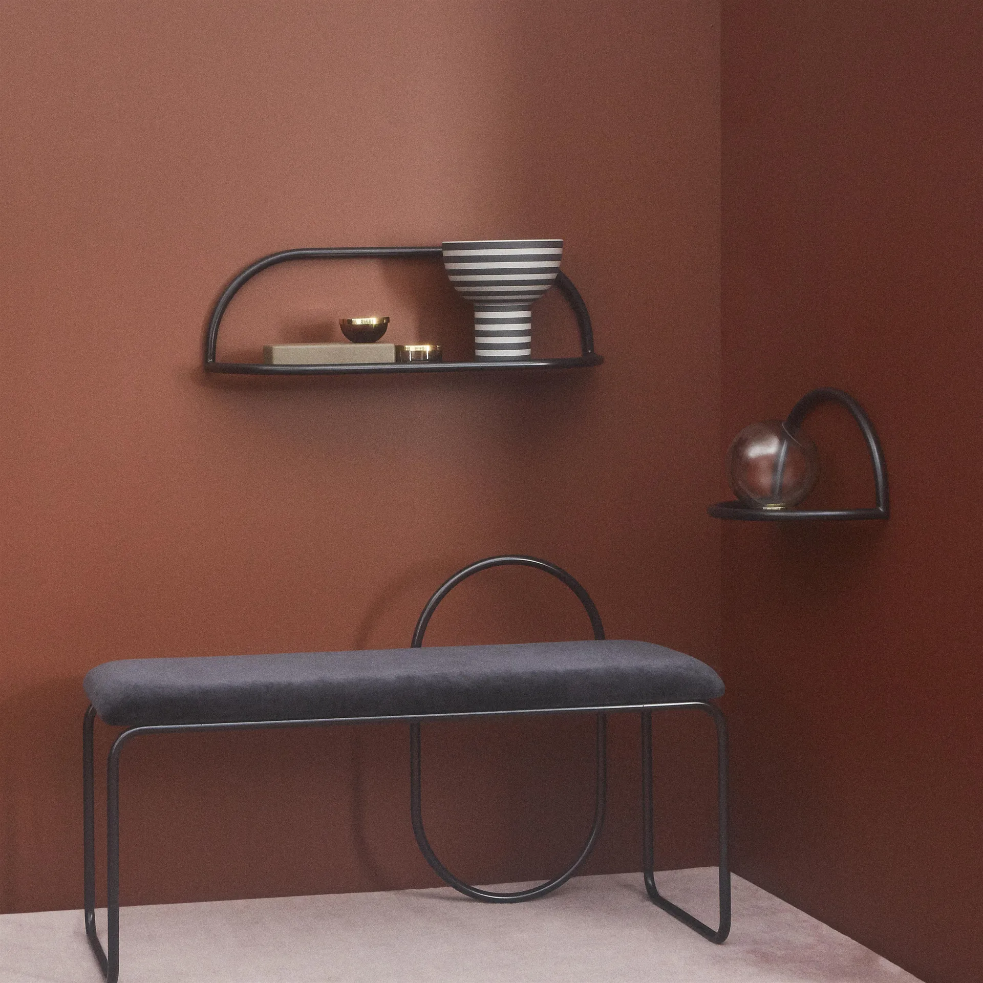 Globe maljakko keskikokoinen, musta-messinki AYTM