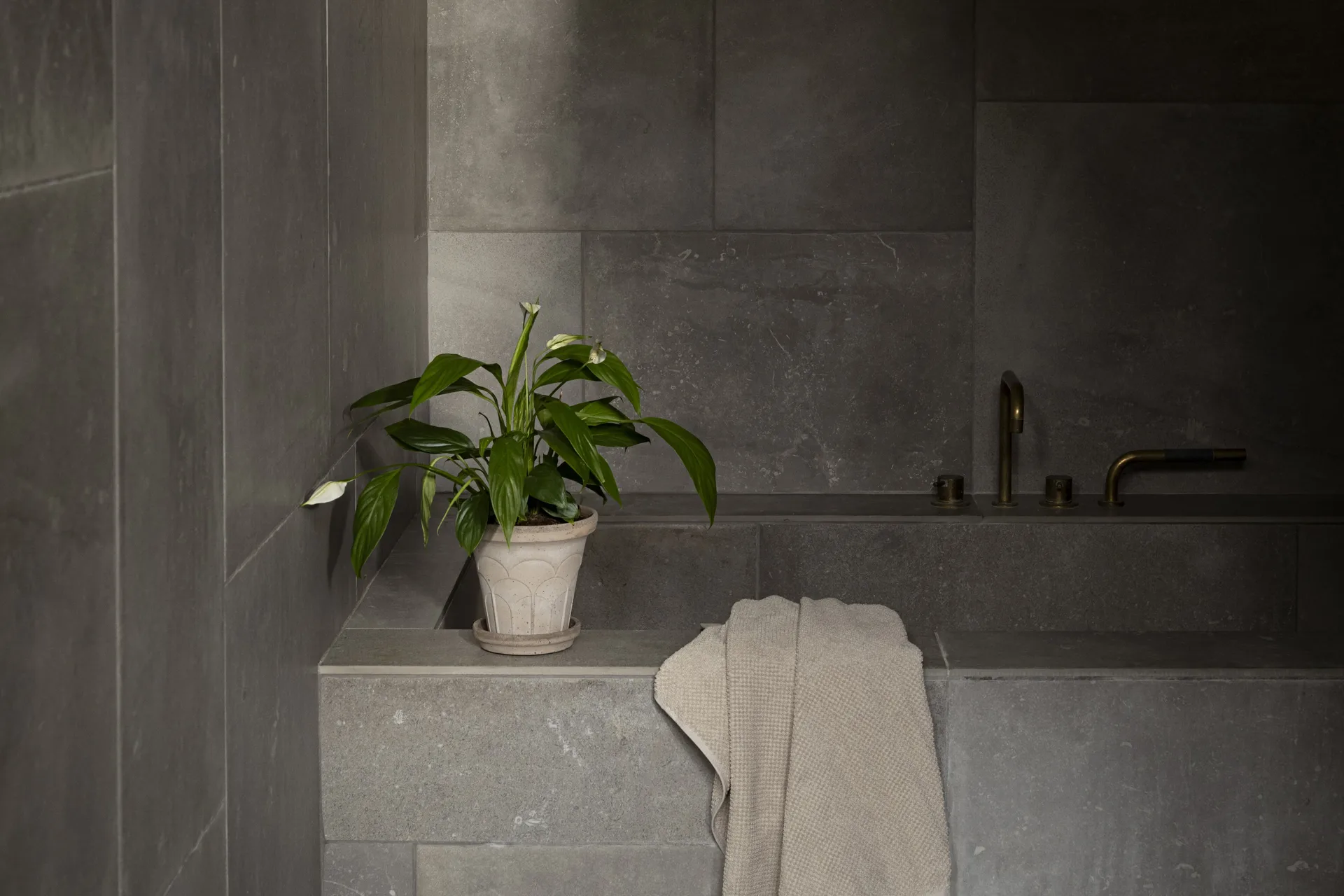 Fleur ruukku aluslautasella 2 osaa, Grey, Ø14 cm Bergs Potter