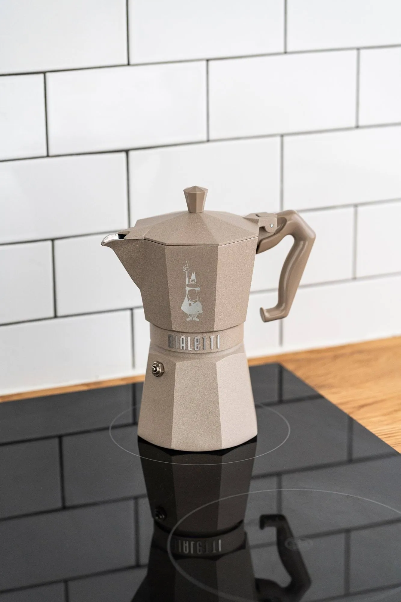 Bialetti exclusive mokkakeitin induktiolle, Beige, 6 kuppia Bialetti