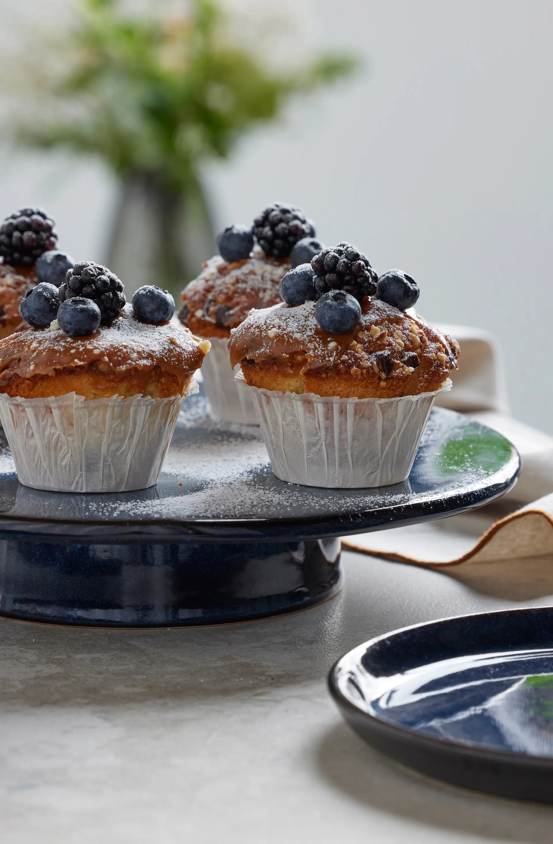 Bitz kakkulautanen jalalla Ø30 cm, Tummansininen Bitz