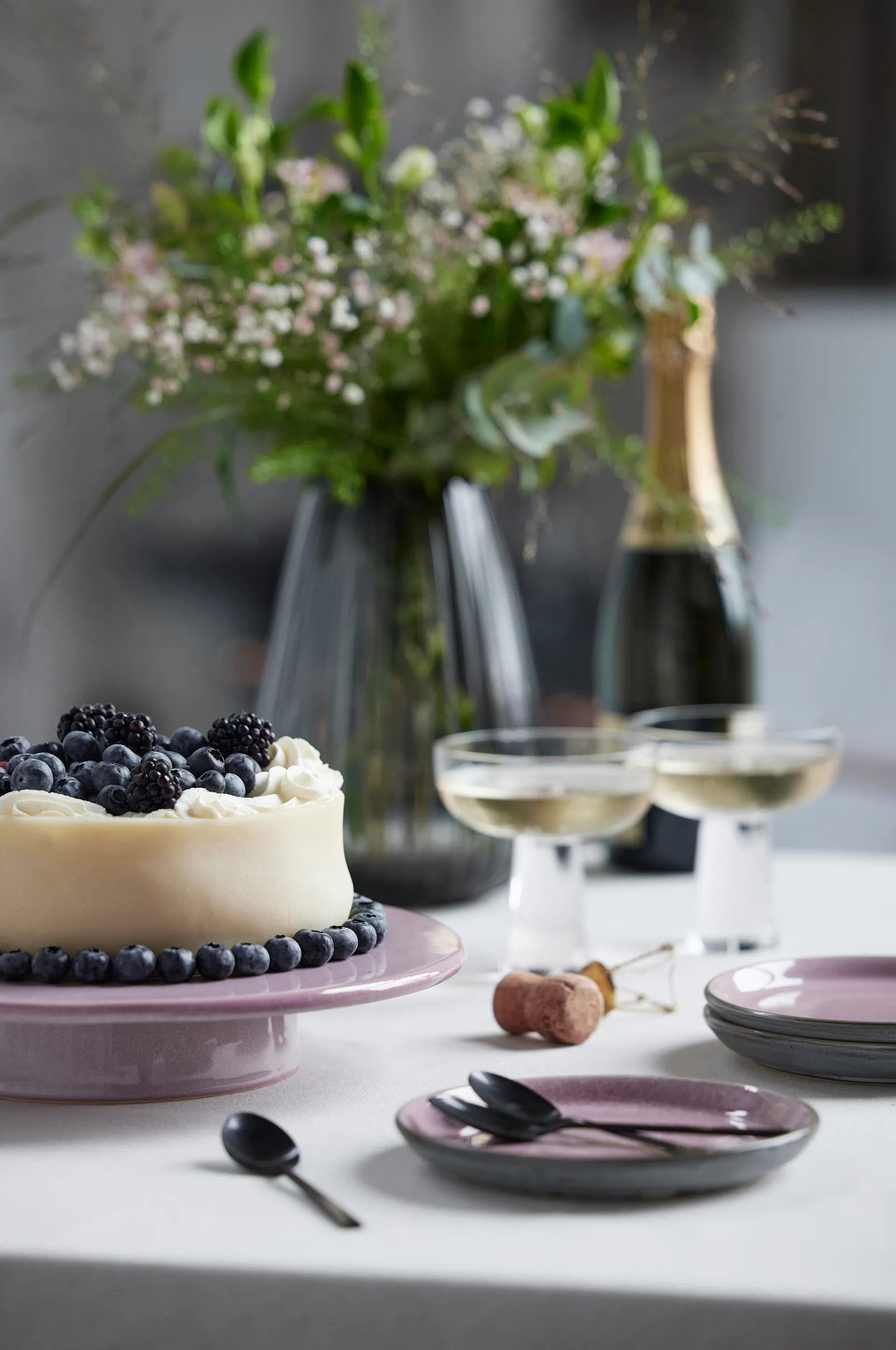 Bitz kakkulautanen jalalla Ø30 cm, Tummansininen Bitz