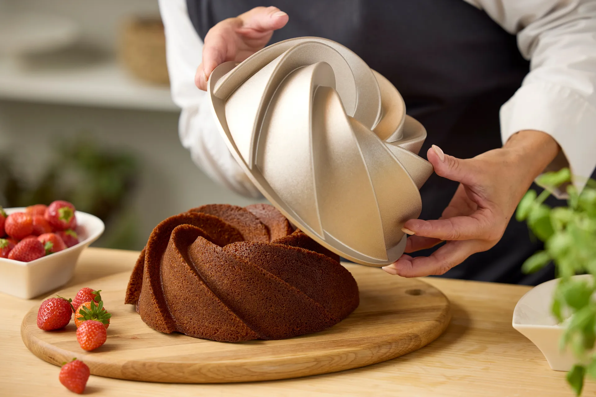 Blomsterbergs kakkuvuoka swirl 24x9 cm, Rose gold Blomsterbergs