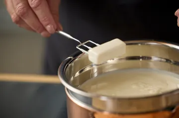 Sekoituskulho silikonipohjalla latte - 1,5 litraa - Blomsterbergs