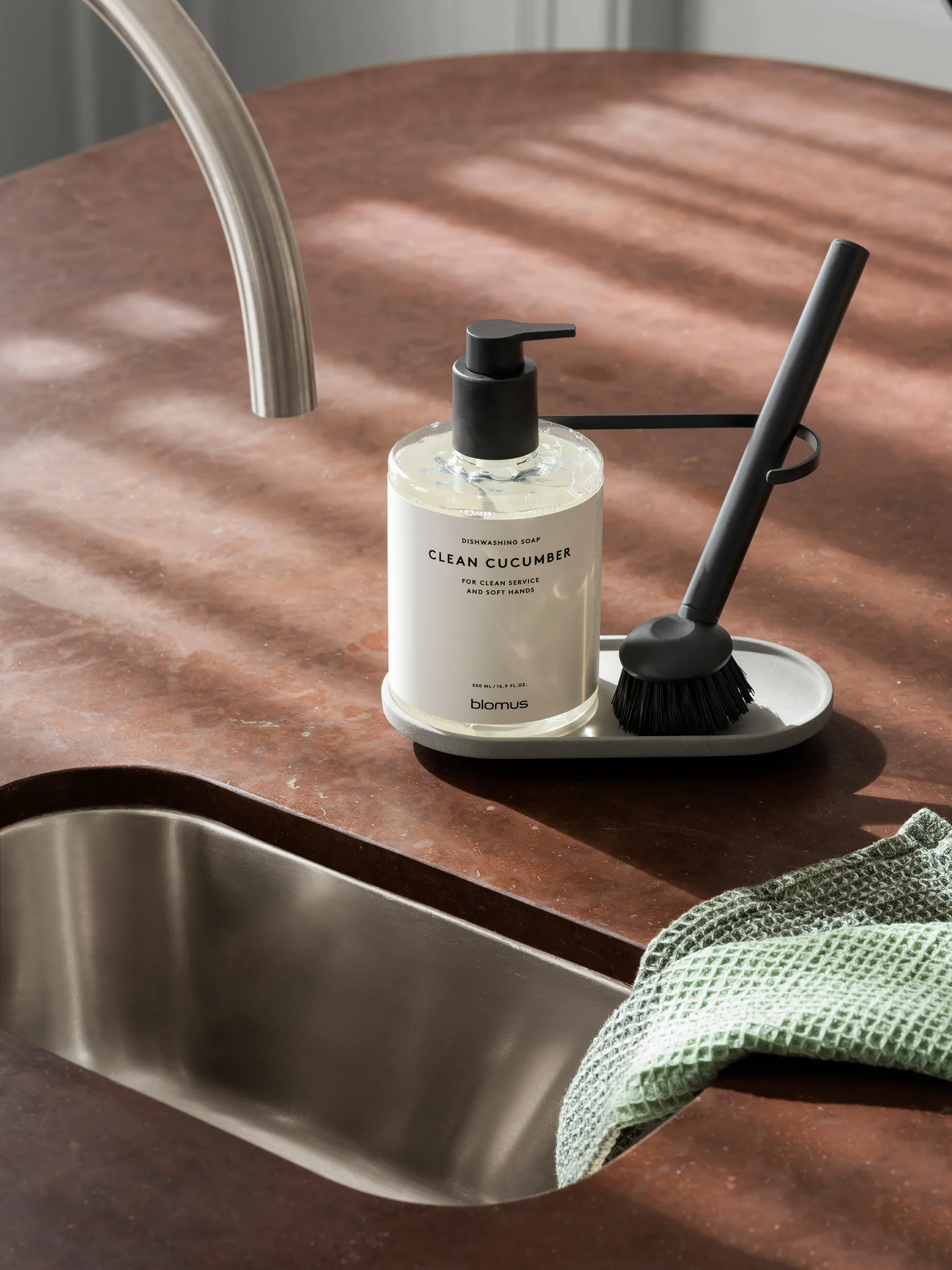 Arja tiskiharja, Musta blomus