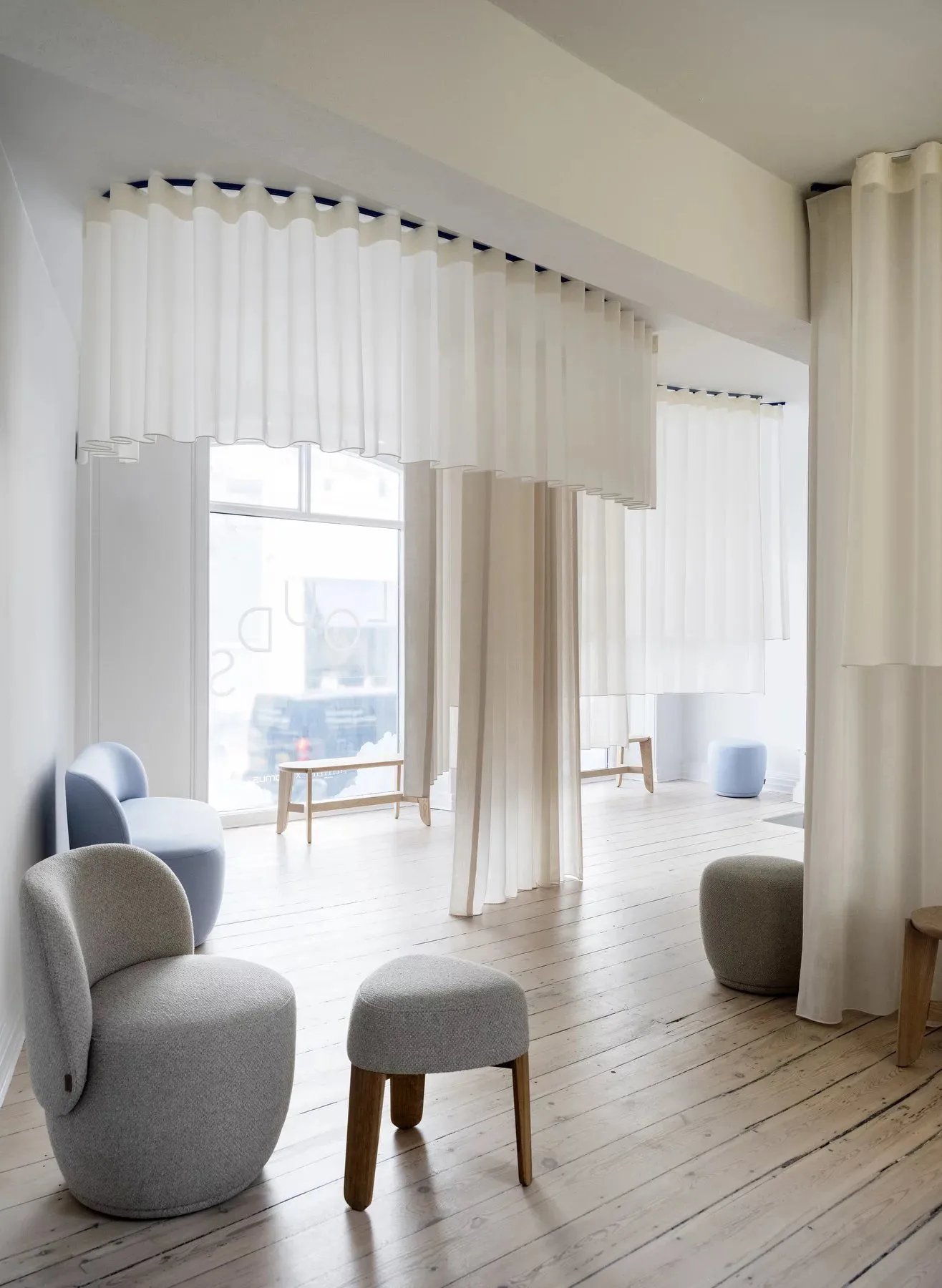 Kuon jakkara Ø47x45 cm, Beige Boucla blomus