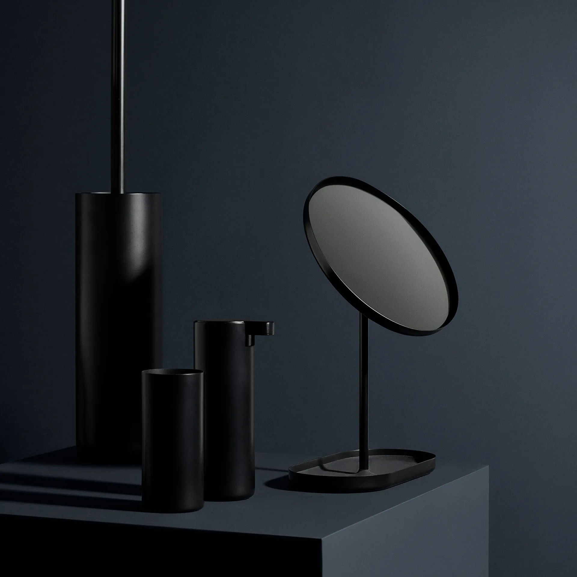 Modo-meikkauspeili, Musta blomus