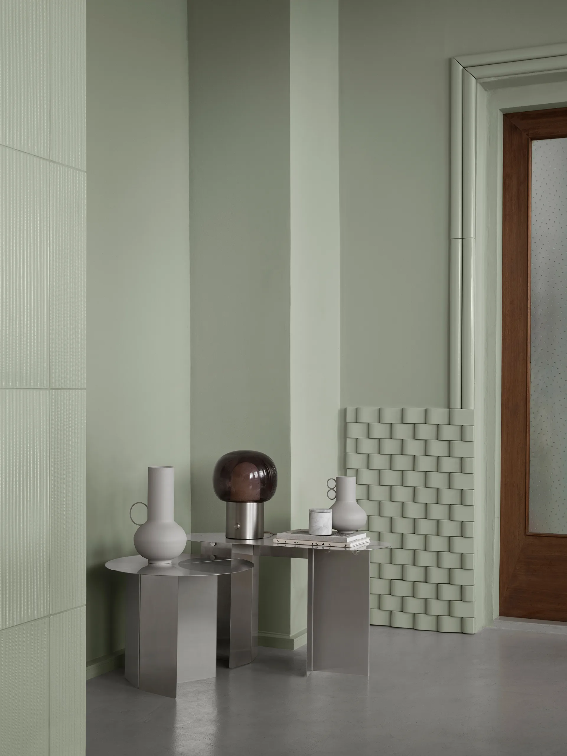 ORU sivupöytä M Ø50 cm, Mattaharjattua ruostumatonta terästä. blomus