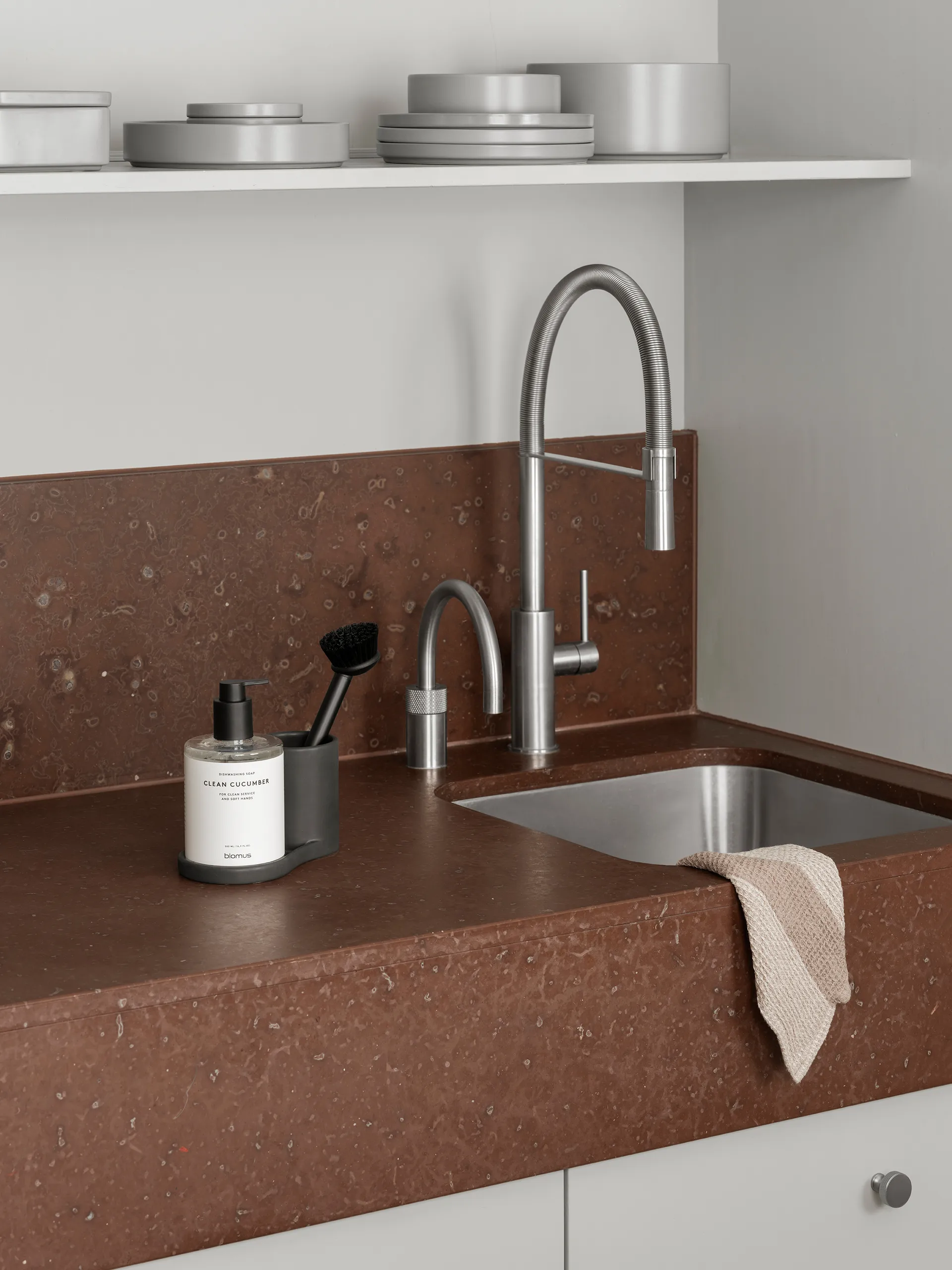 Piro tiskiharjan- ja saippuateline, Musta blomus