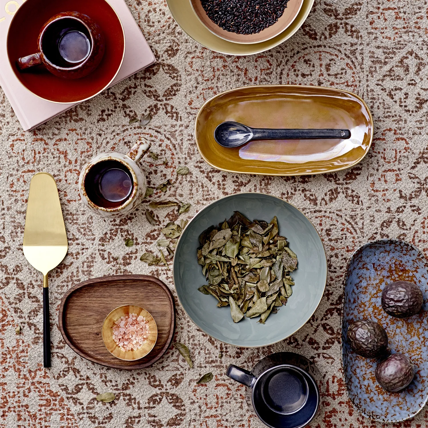 Bloomingville kakkulapio, 28 cm, Musta-kulta Bloomingville