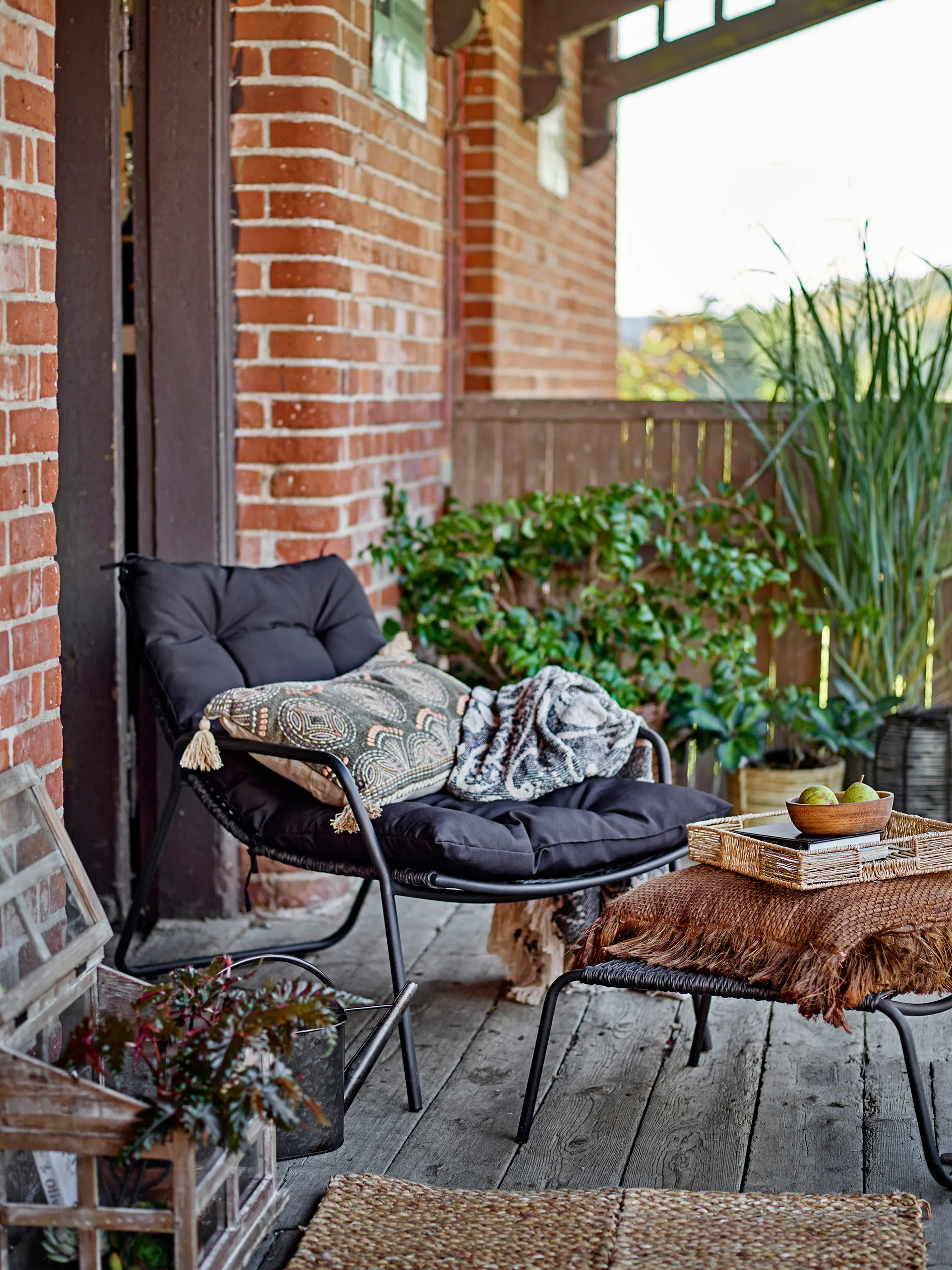 Boel aurinkotuoli, Musta Bloomingville