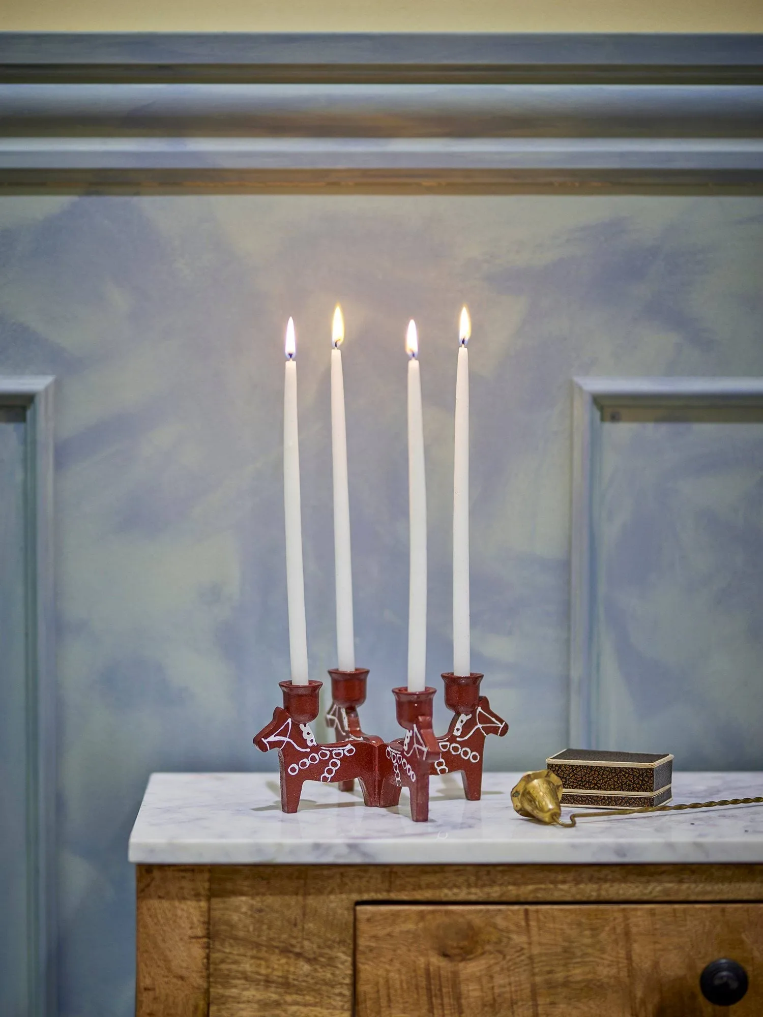 Numeroitu adventtikynttelikkö, Punainen, 23 cm Bloomingville