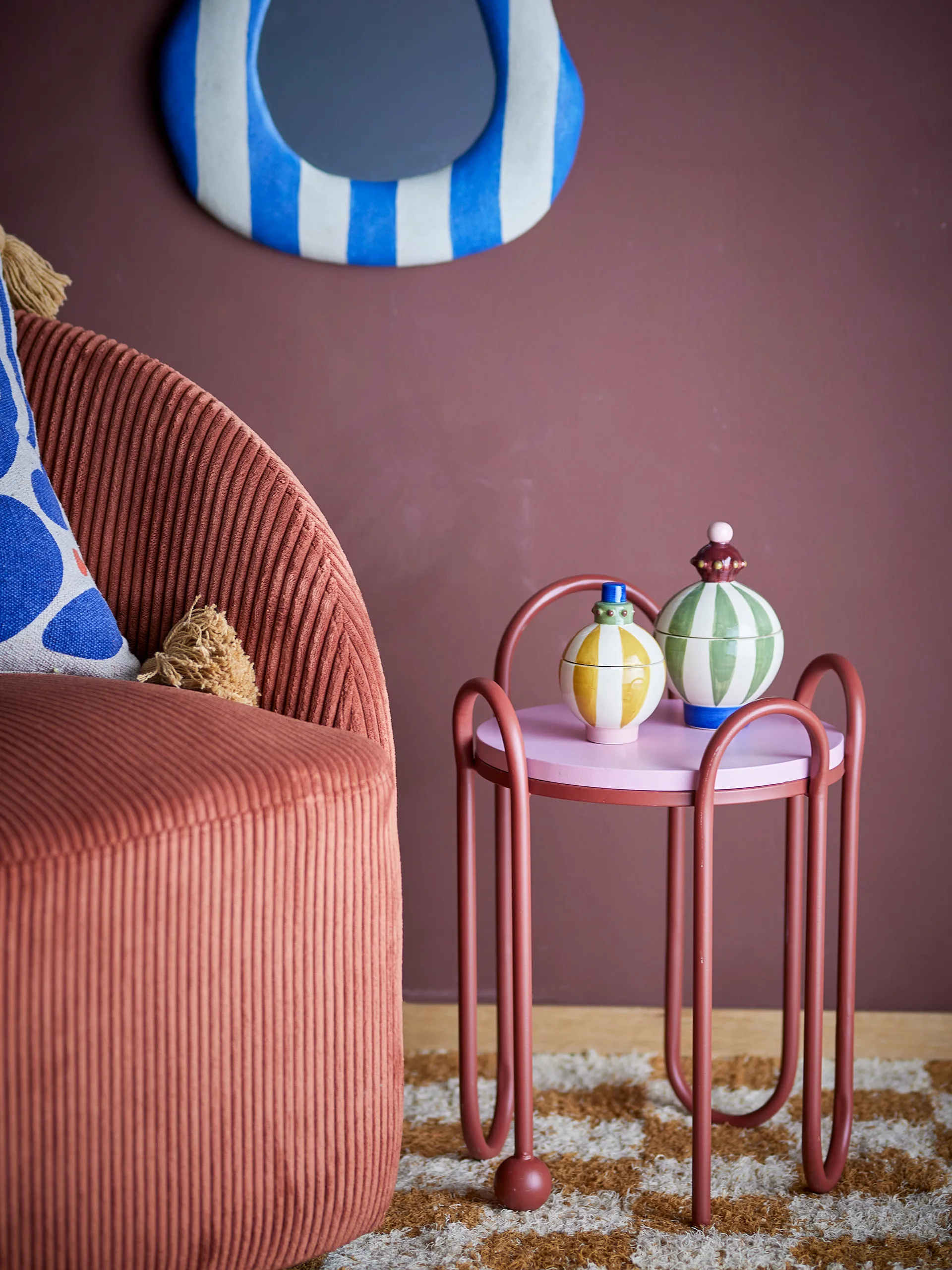 Whimsica sivupöytä Ø30,5 cm, Punainen Bloomingville