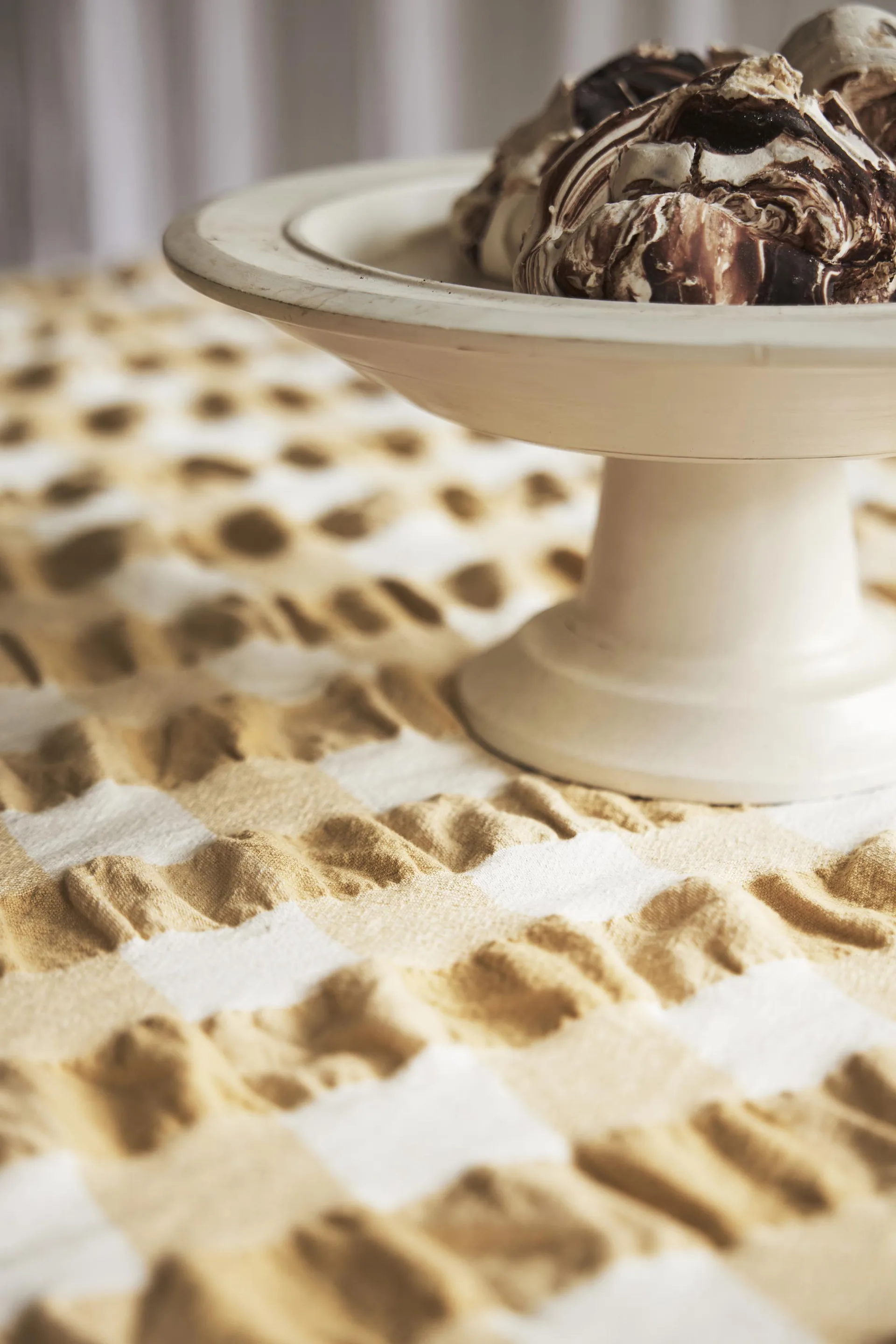 Kullavik pöytäliina Ø170 cm, Keltainen-valkoinen Boel & Jan