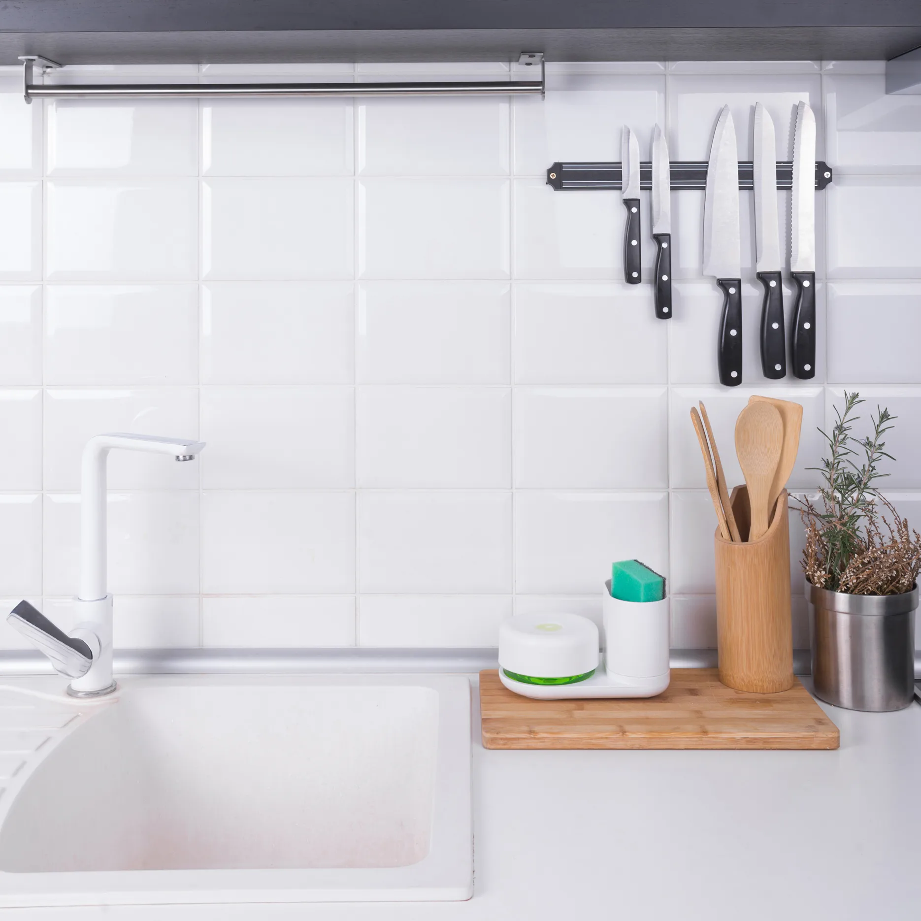 Astianpesuainepumppu ja säilytysteline, Valkoinen Bosign