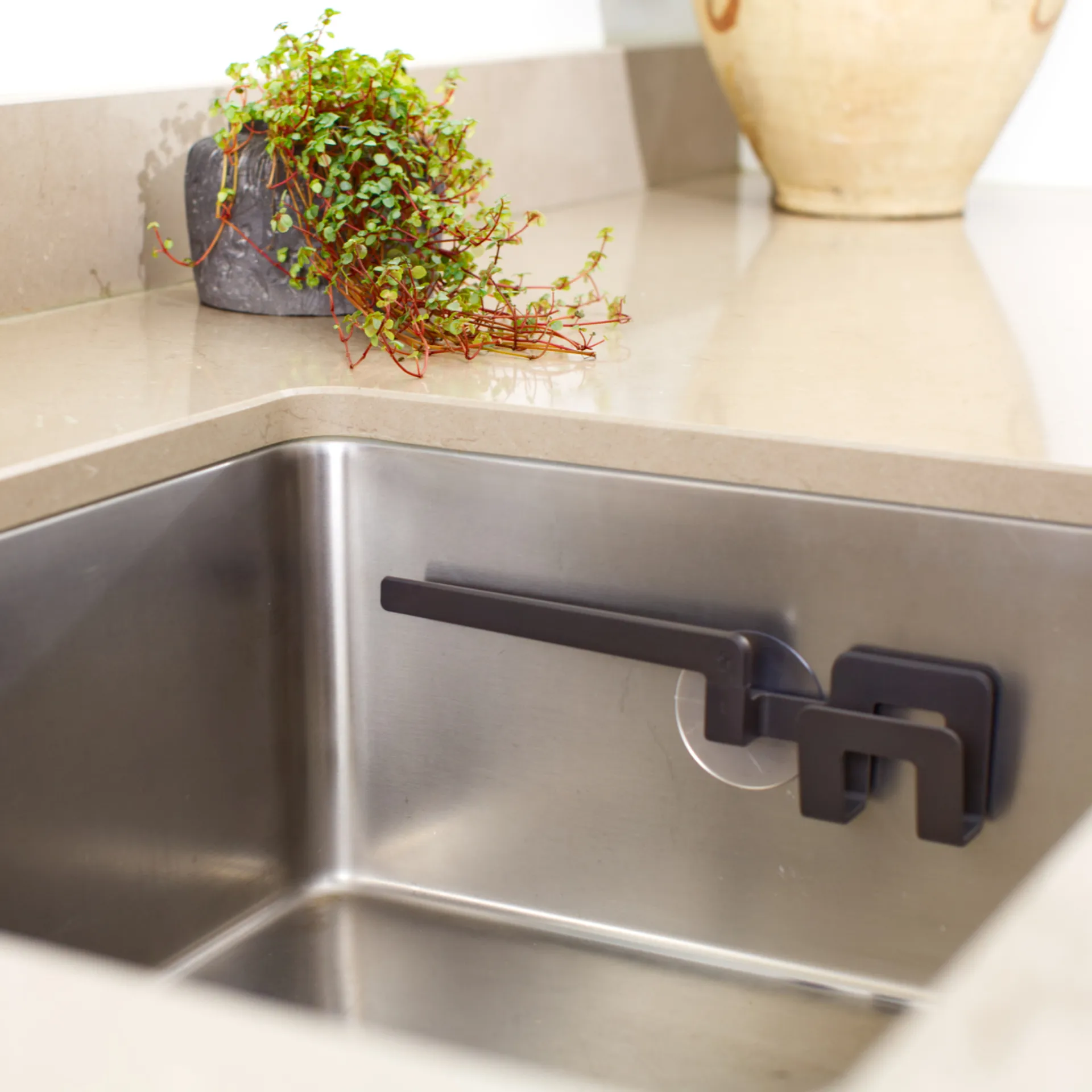 Pidike tiskirätille ja pesusienelle imukuppi, Grafiitinharmaa. Bosign