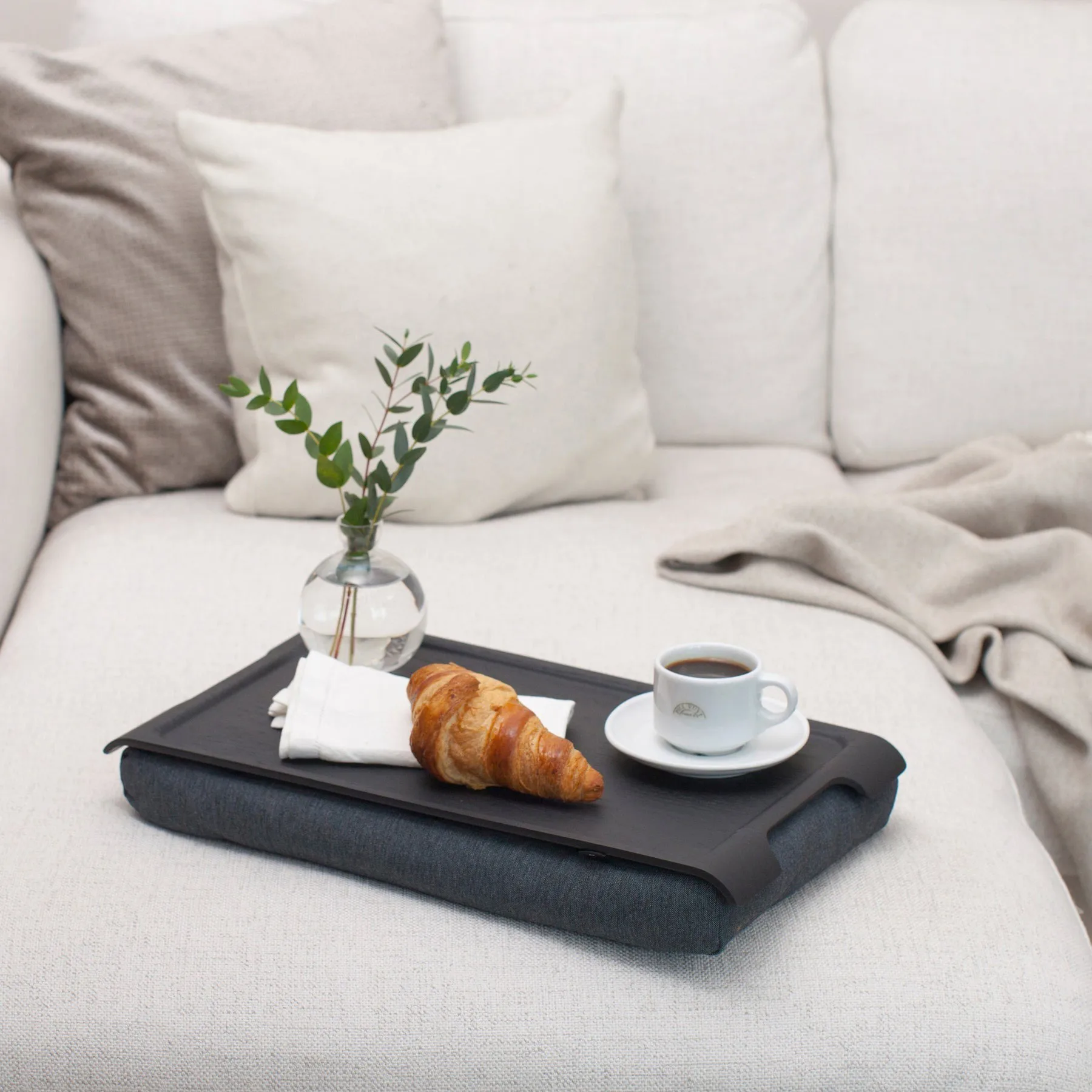 Polvitarjotin Laptray liukueste 43×23 cm, Musta pajupuu harmaa Bosign