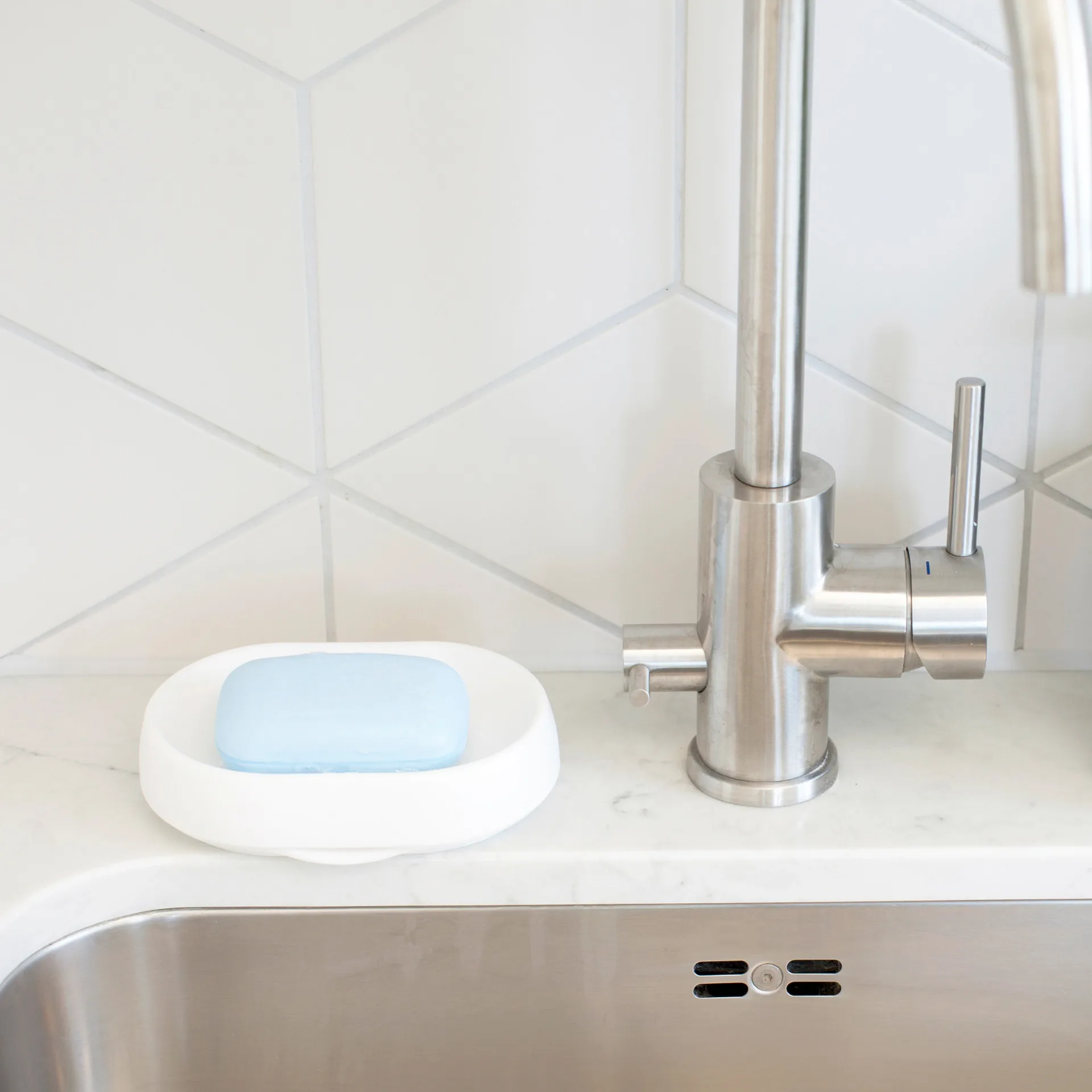 Saippua-astia silikonia piilotetulla tyhjennysputkella large, Valkoinen Bosign