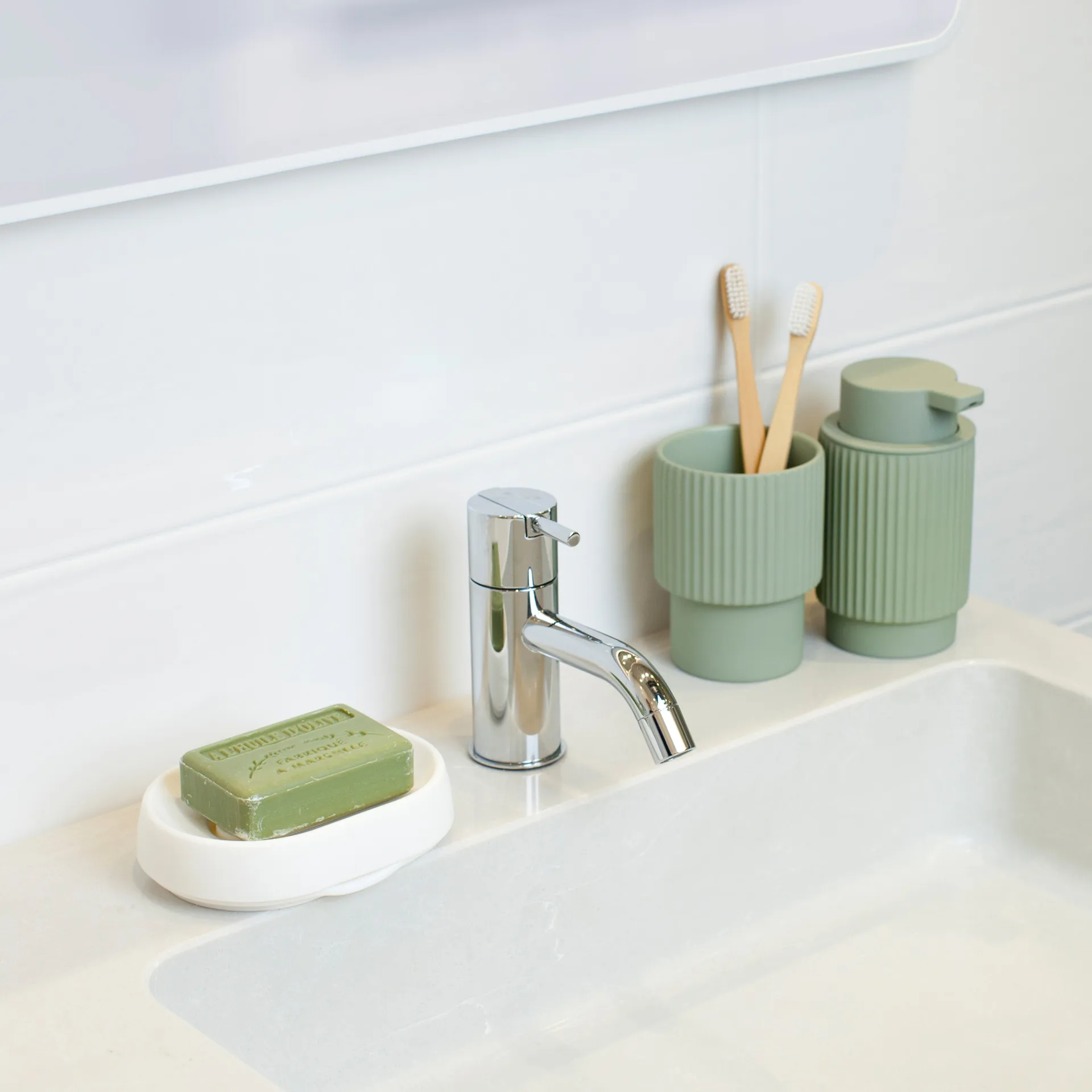 Saippua-astia silikonia piilotetulla tyhjennysputkella large, Valkoinen Bosign