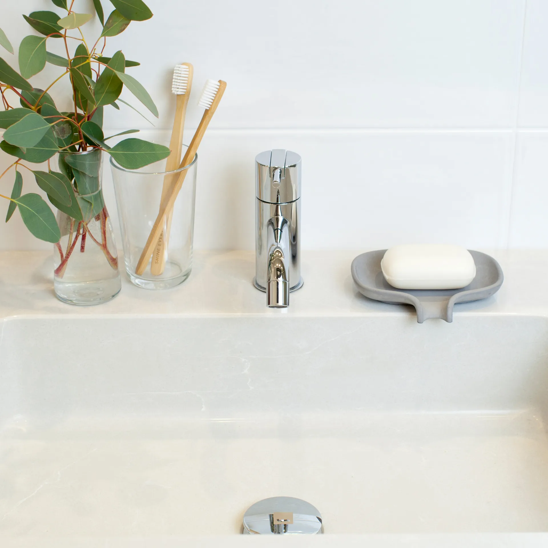 Soap Saver Flow saippuakuppi valuma-aukolla betoni, Harmaa Bosign