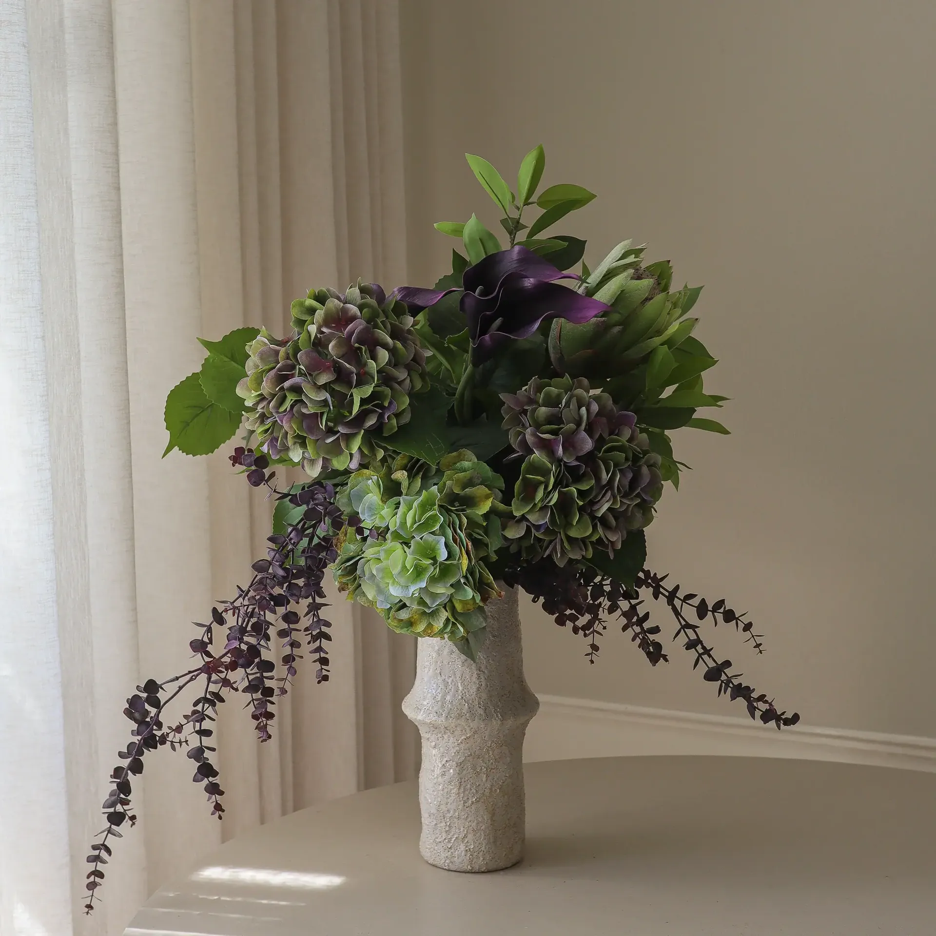 Aubergine Bloom tekokimppu, Kalla-hortensia-kuninkaank Protea, 106 cm, 12 kpl Botané