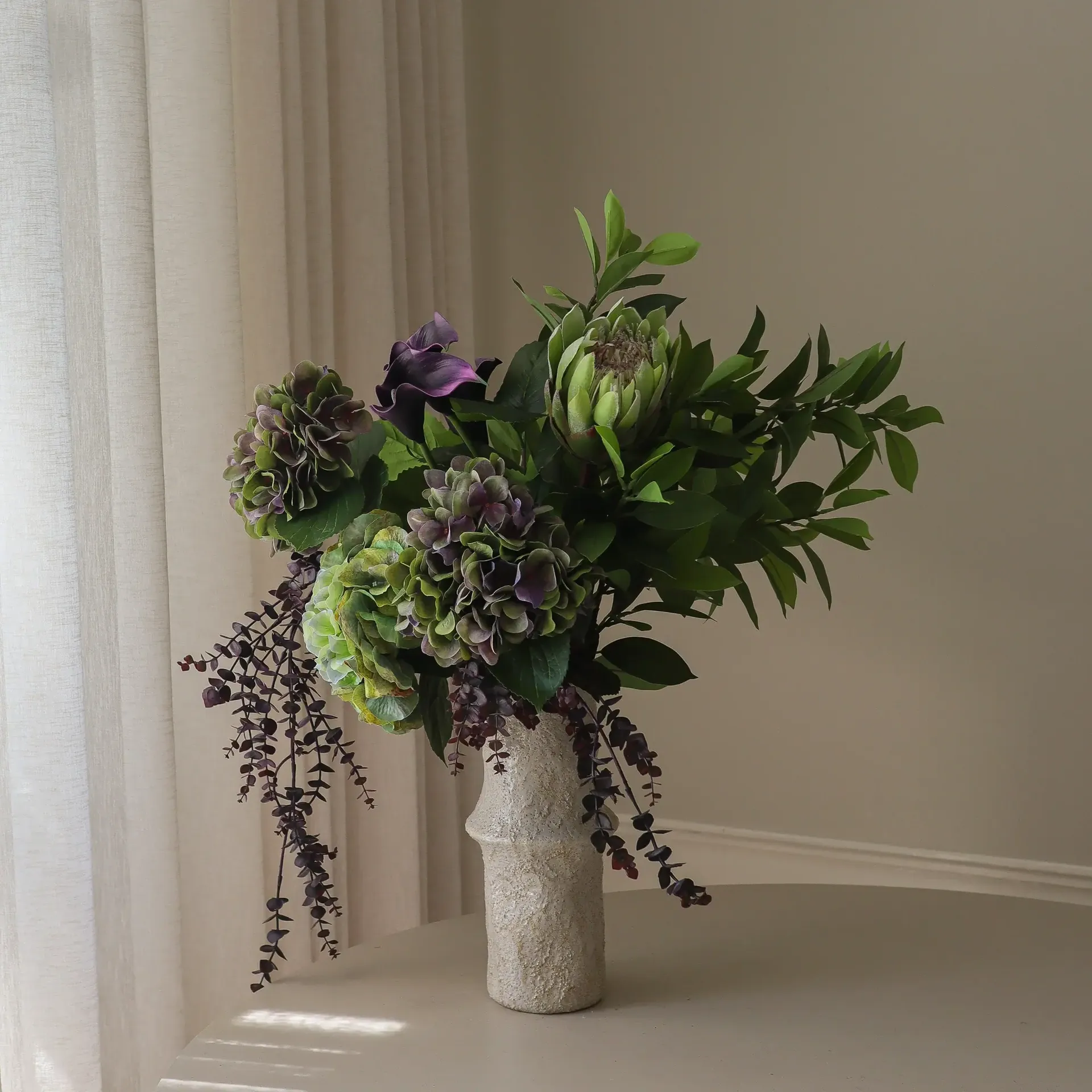 Aubergine Bloom tekokimppu, Kalla-hortensia-kuninkaank Protea, 106 cm, 12 kpl Botané