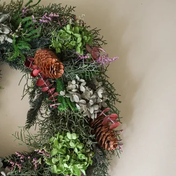 Botanical Forest Wreath kukkaseppele - Hortensia-eukalyptus-neulasoksat-kävyt, Ø40 cm - Botané