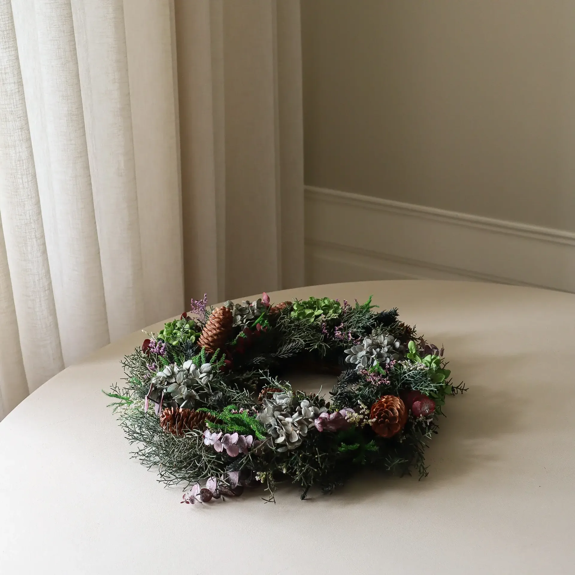 Botanical Forest Wreath kukkaseppele, Hortensia-eukalyptus-neulasoksat-kävyt, Ø40 cm Botané