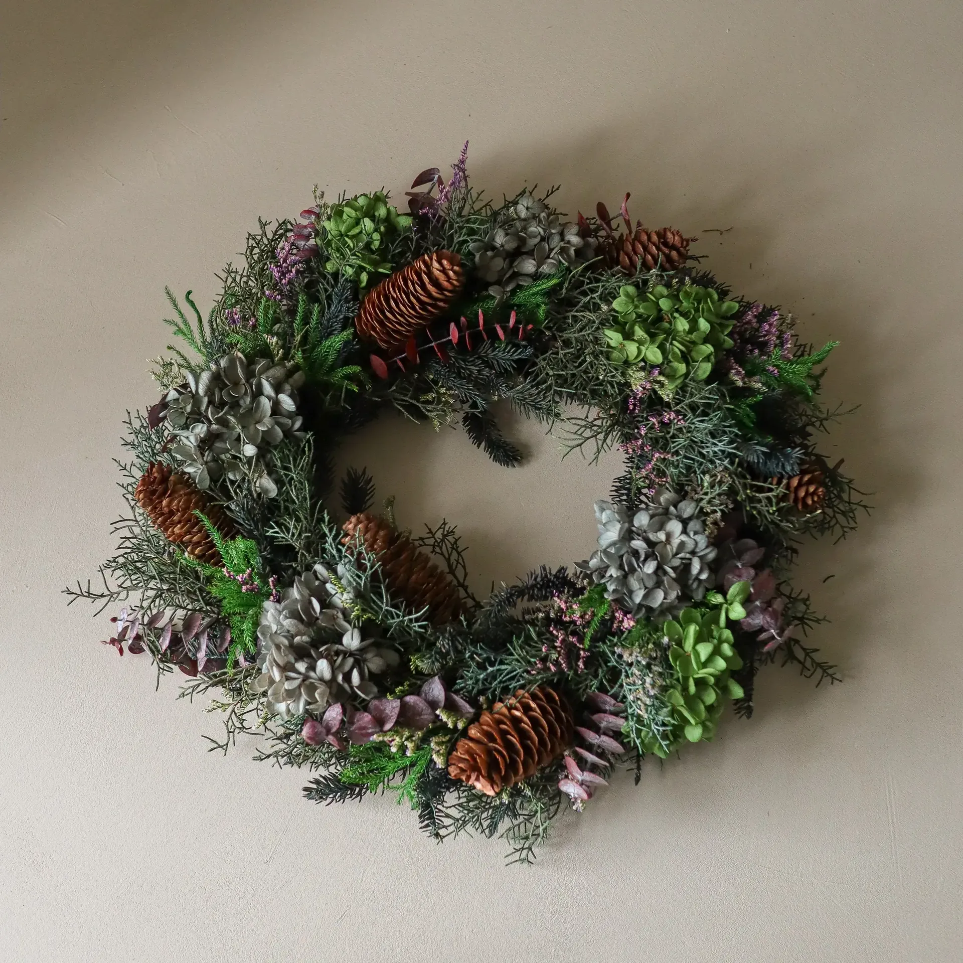 Botanical Forest Wreath kukkaseppele, Hortensia-eukalyptus-neulasoksat-kävyt, Ø40 cm Botané