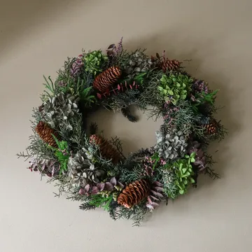 Botanical Forest Wreath kukkaseppele - Hortensia-eukalyptus-neulasoksat-kävyt, Ø40 cm - Botané