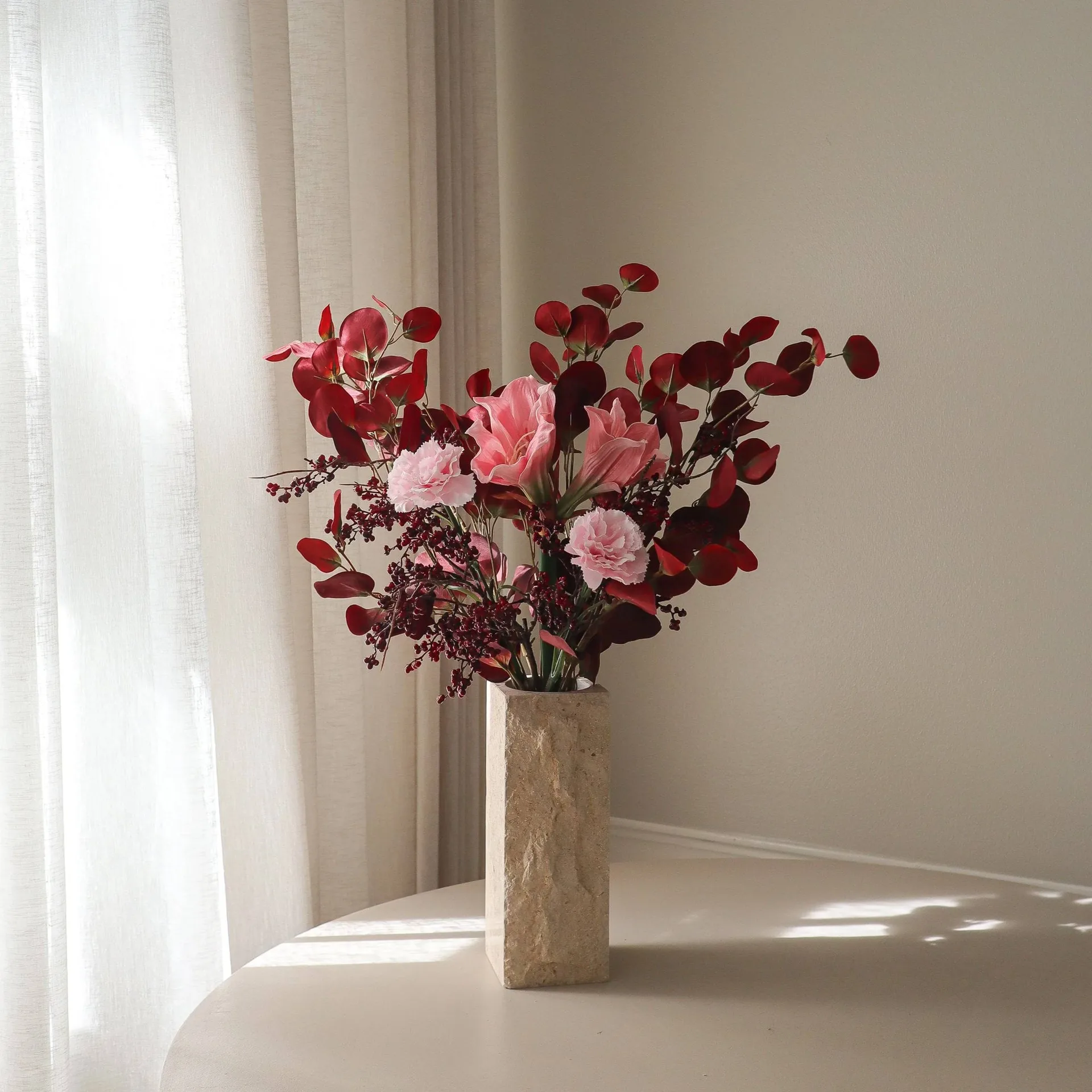 Burgundy blush tekokukkakimppu, Amaryllis, neilikka, marjaoksat, eukalyptus, 84 cm Botané