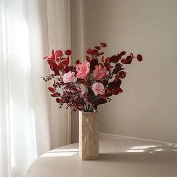 Burgundy blush tekokukkakimppu - Amaryllis, neilikka, marjaoksat, eukalyptus, 84 cm - Botané