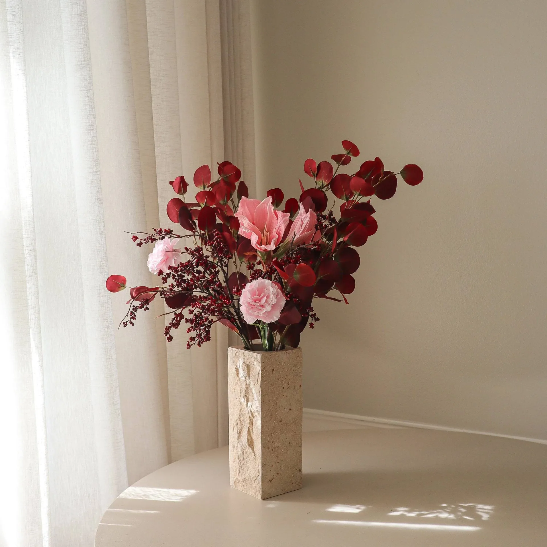 Burgundy blush tekokukkakimppu, Amaryllis, neilikka, marjaoksat, eukalyptus, 84 cm Botané