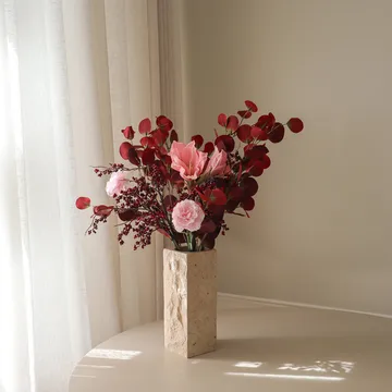 Burgundy blush tekokukkakimppu - Amaryllis, neilikka, marjaoksat, eukalyptus, 84 cm - Botané