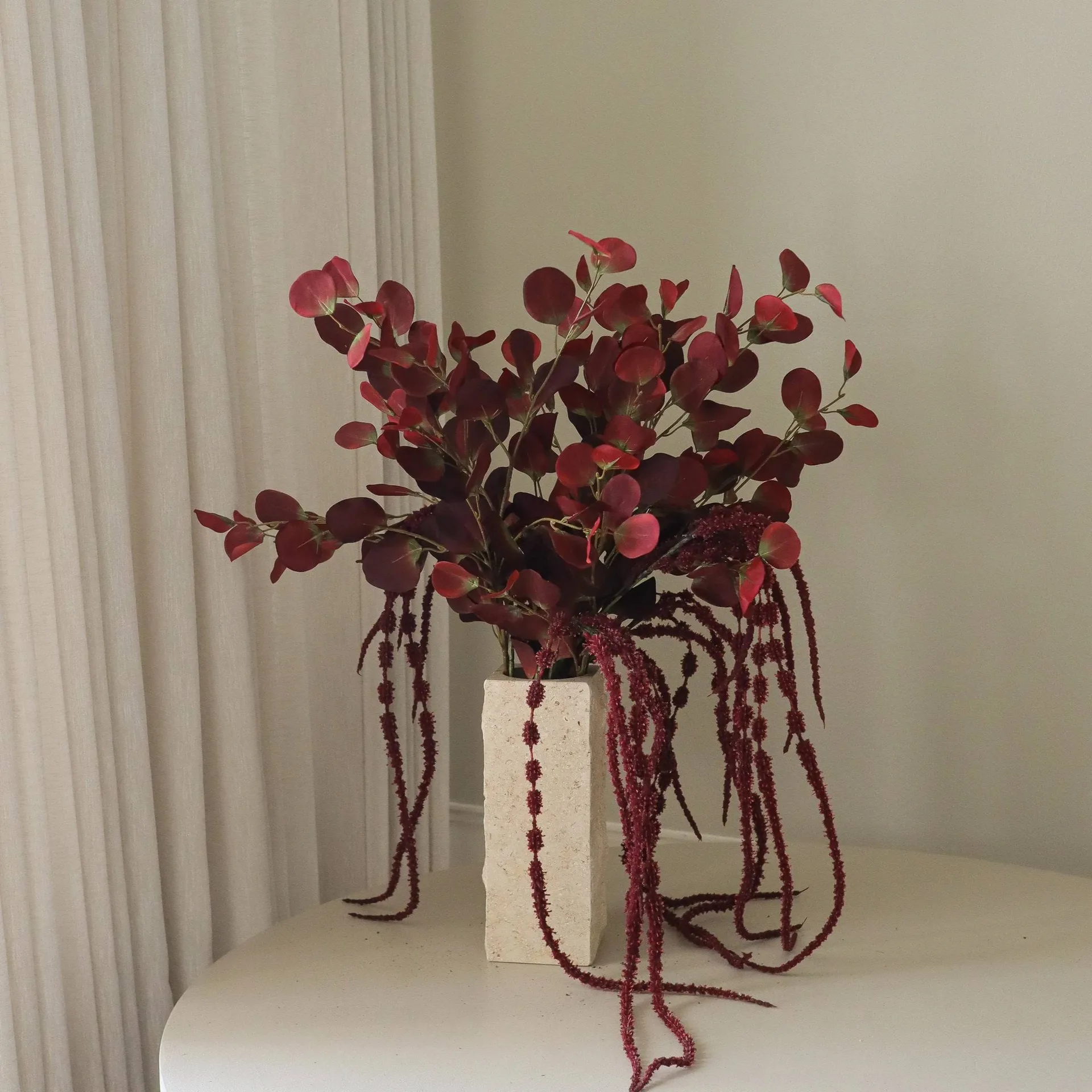Burgundy veil tekokukkakimppu, Eukalyptus, amarantti, 84 cm Botané