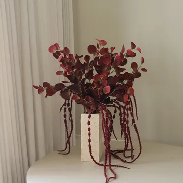 Burgundy veil tekokukkakimppu - Eukalyptus, amarantti, 84 cm - Botané