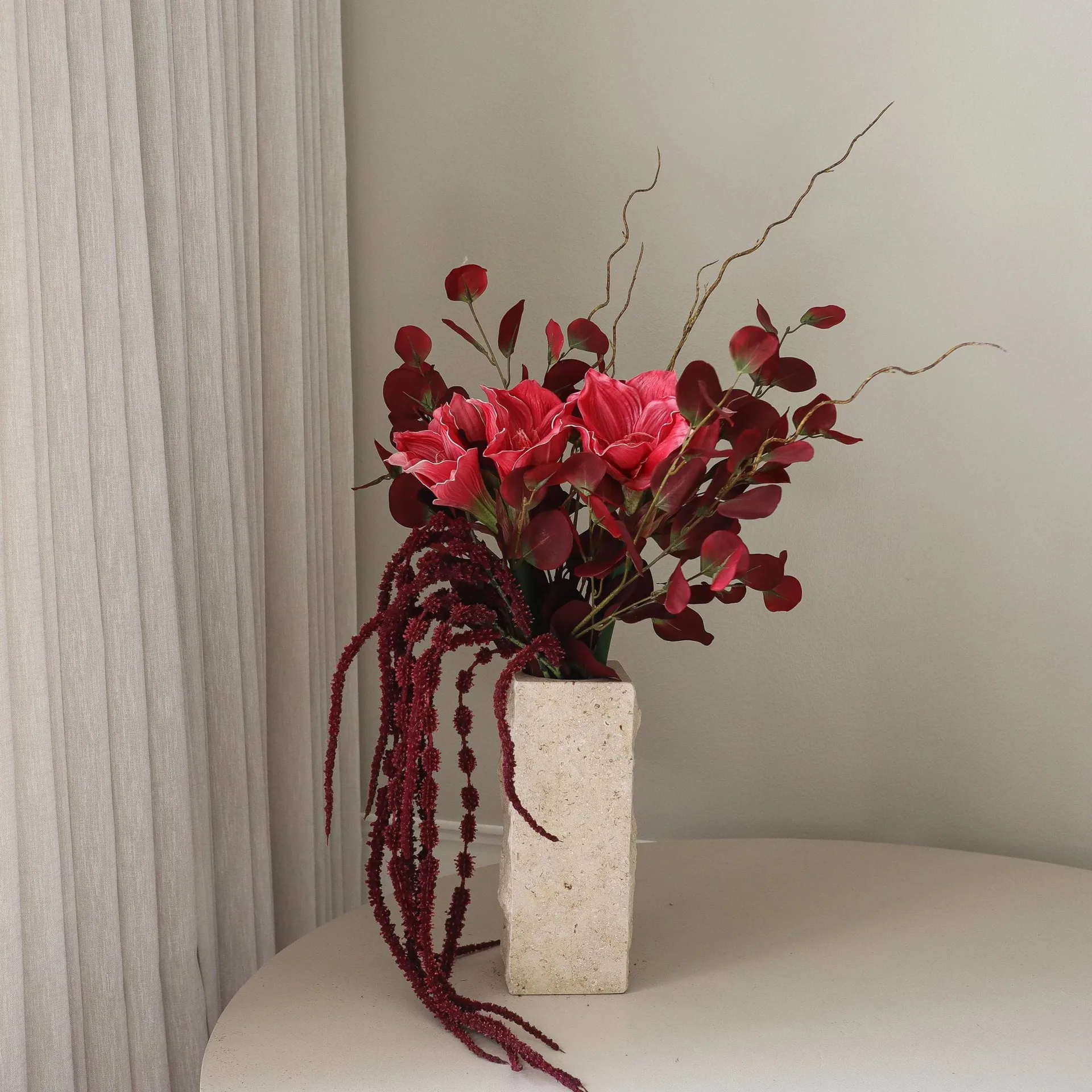 Deep bloom tekokukkakimppu, Amaryllis, eukalyptus, amarantti, oksat, 120 cm Botané