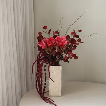 Deep bloom tekokukkakimppu - Amaryllis, eukalyptus, amarantti, oksat, 120 cm - Botané