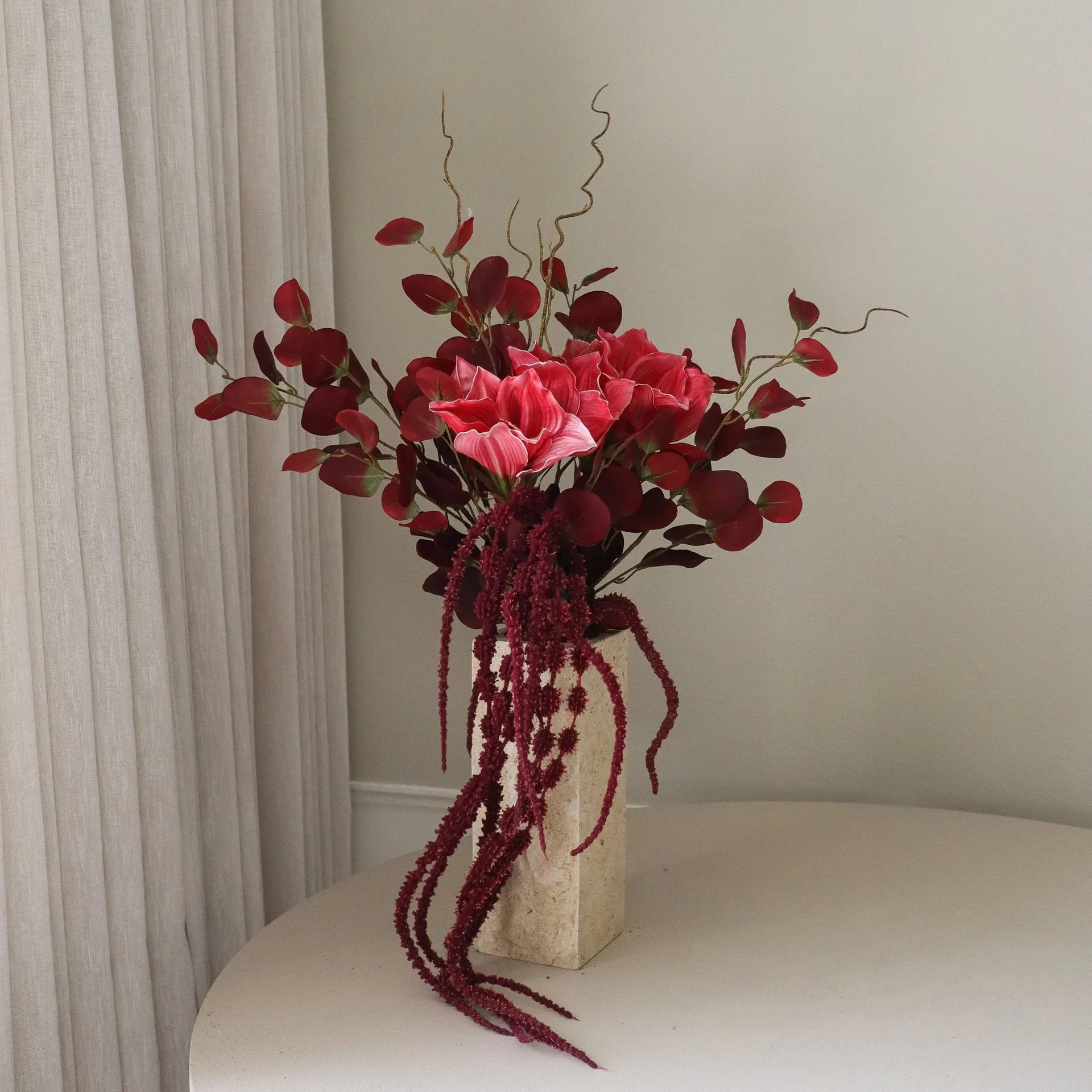 Deep bloom tekokukkakimppu, Amaryllis, eukalyptus, amarantti, oksat, 120 cm Botané