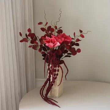 Deep bloom tekokukkakimppu - Amaryllis, eukalyptus, amarantti, oksat, 120 cm - Botané